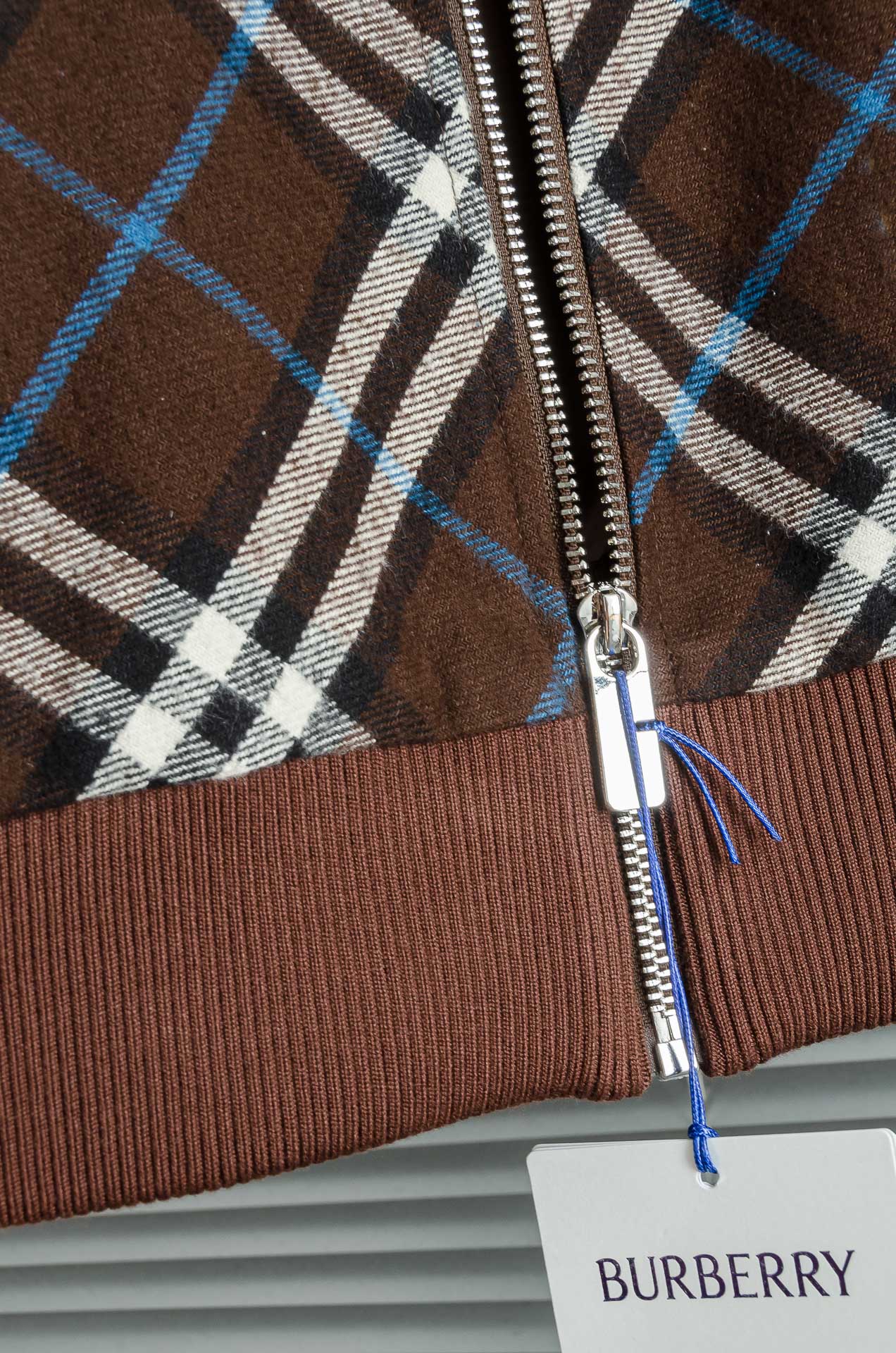 Burberr*/巴宝莉BBr 新款斜纹格纹羊毛混纺拉链针织开衫精选羊毛羊绒混纺面料制成，呈现提花精纺的