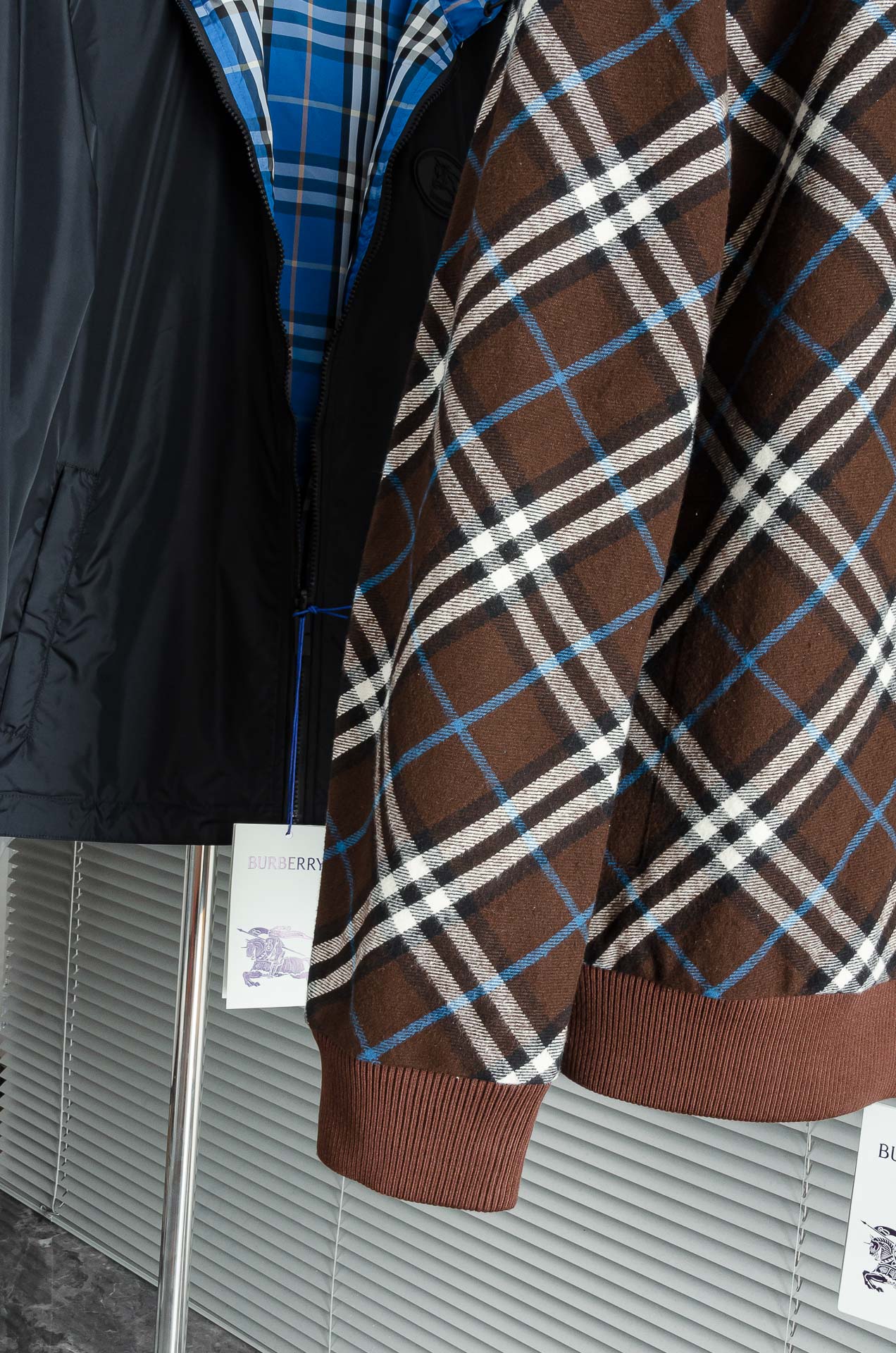 Burberr*/巴宝莉BBr 新款斜纹格纹羊毛混纺拉链针织开衫精选羊毛羊绒混纺面料制成，呈现提花精纺的