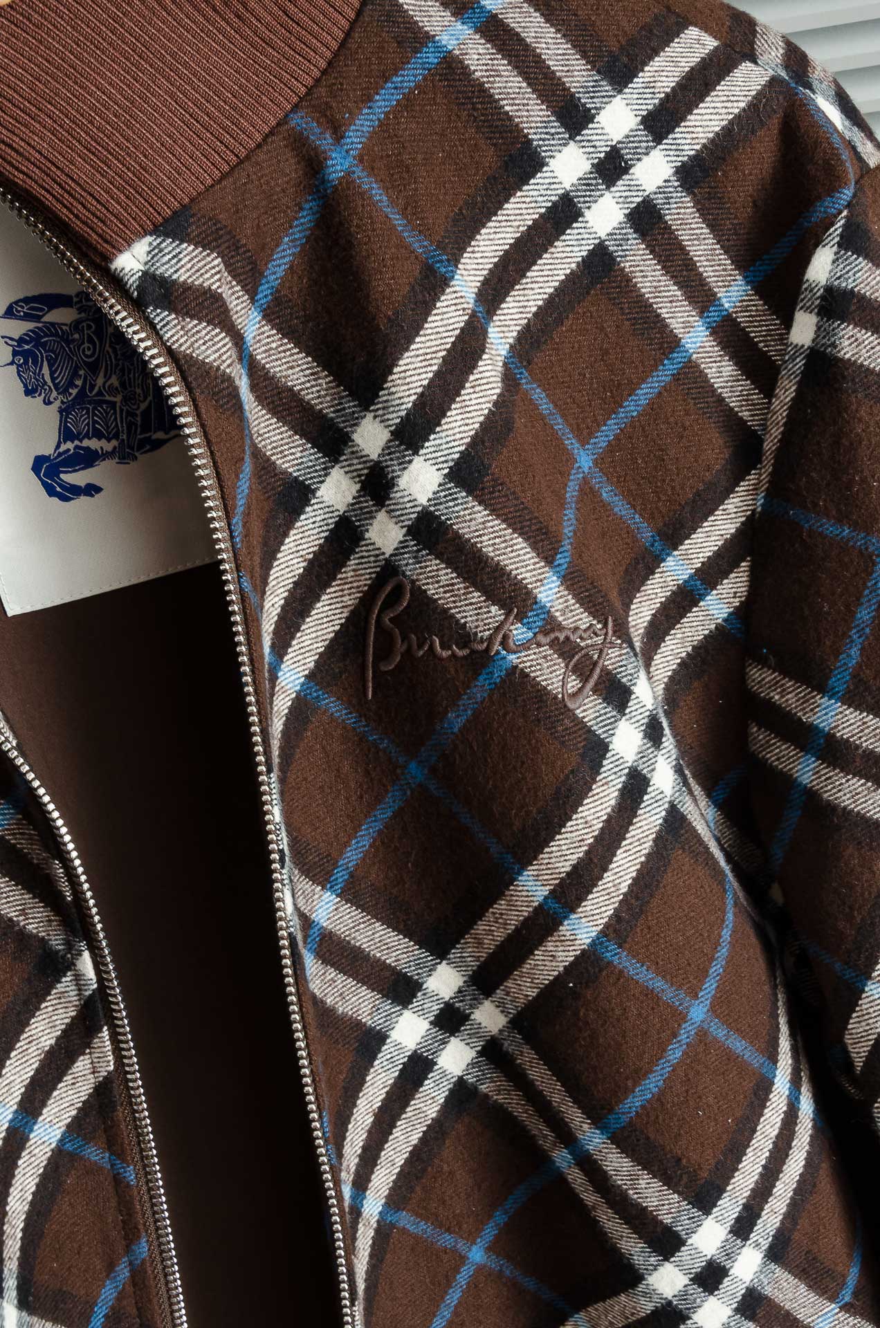 Burberr*/巴宝莉BBr 新款斜纹格纹羊毛混纺拉链针织开衫精选羊毛羊绒混纺面料制成，呈现提花精纺的