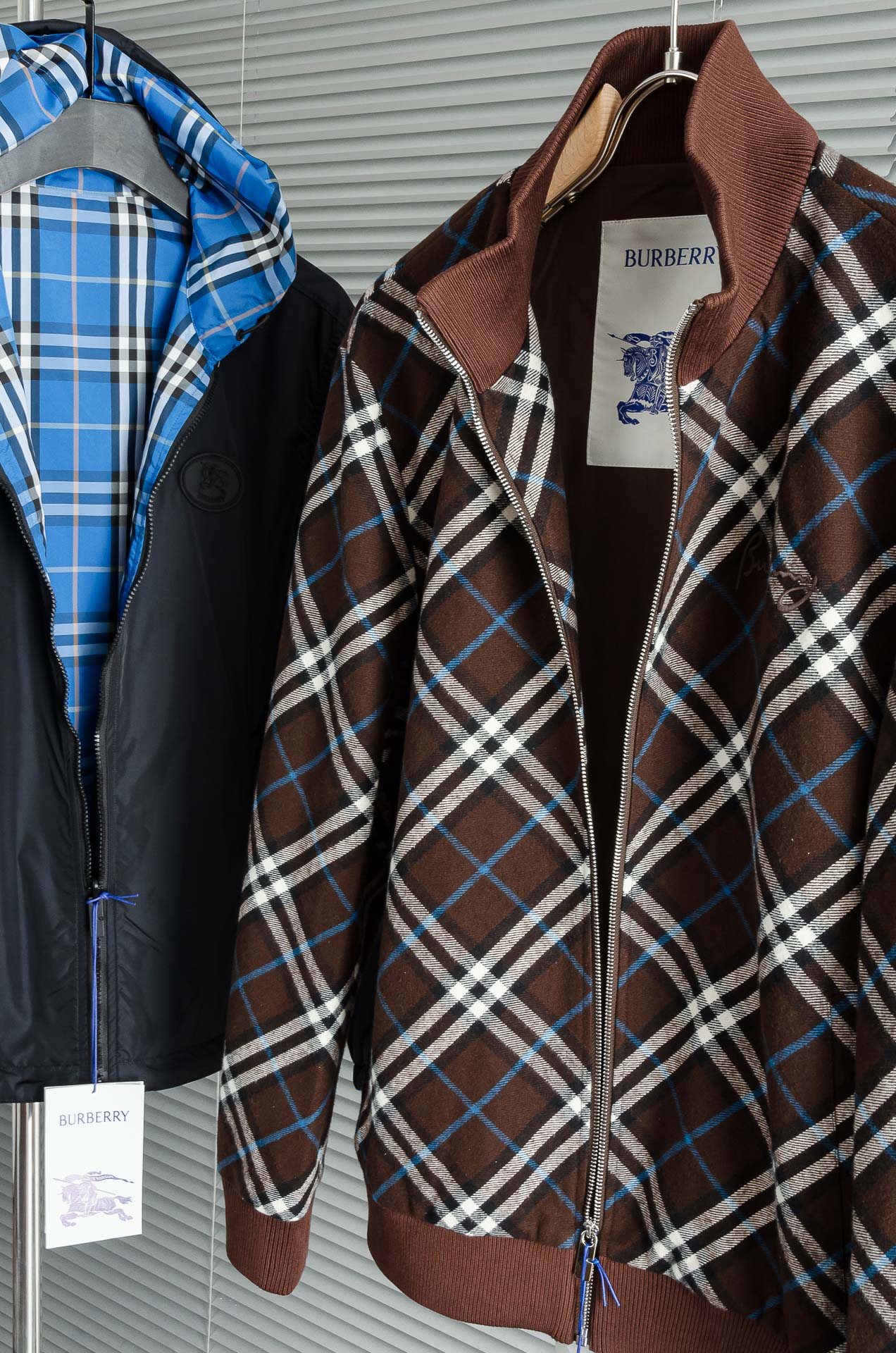 Burberr*/巴宝莉BBr 新款斜纹格纹羊毛混纺拉链针织开衫精选羊毛羊绒混纺面料制成，呈现提花精纺的