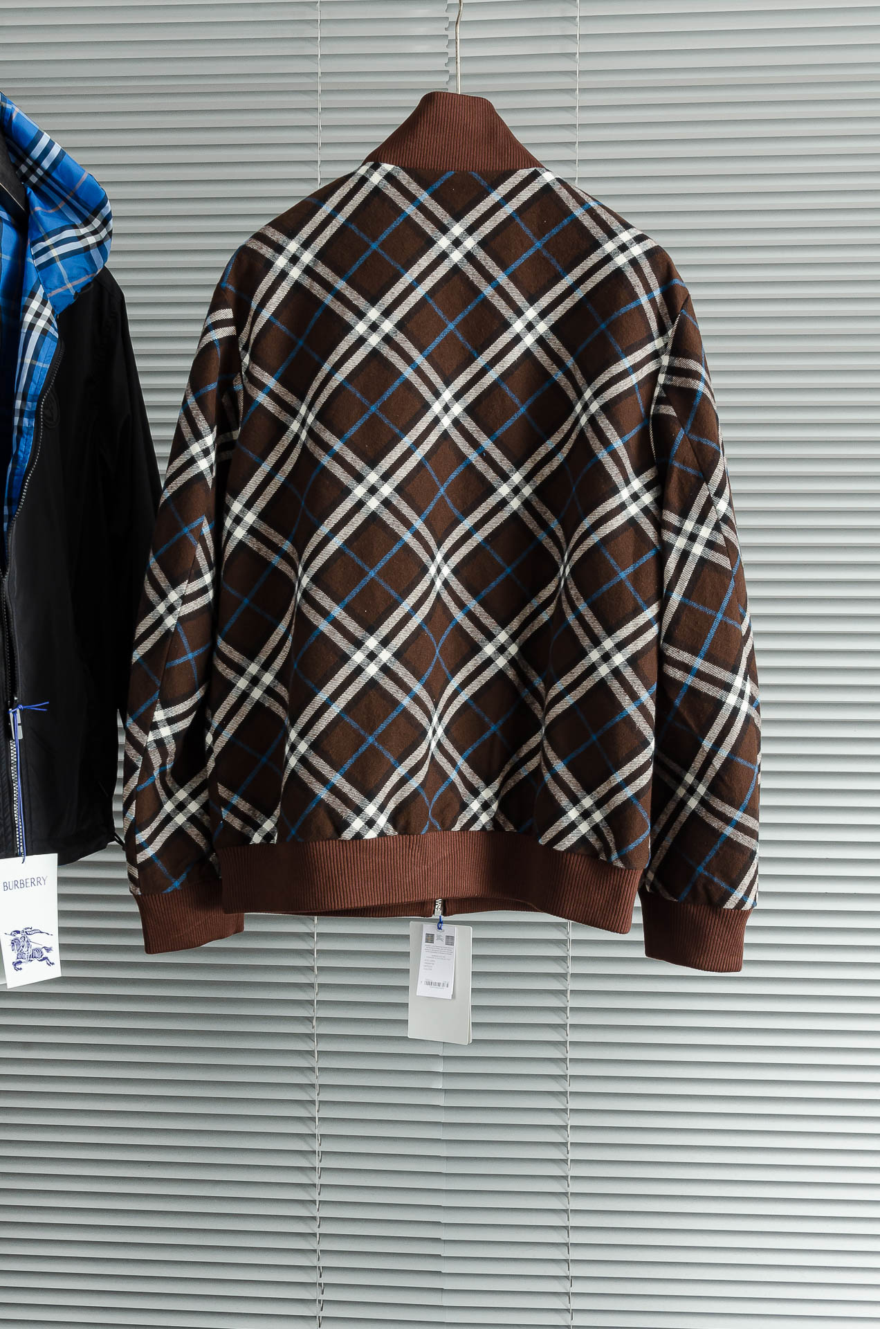 Burberr*/巴宝莉BBr 新款斜纹格纹羊毛混纺拉链针织开衫精选羊毛羊绒混纺面料制成，呈现提花精纺的