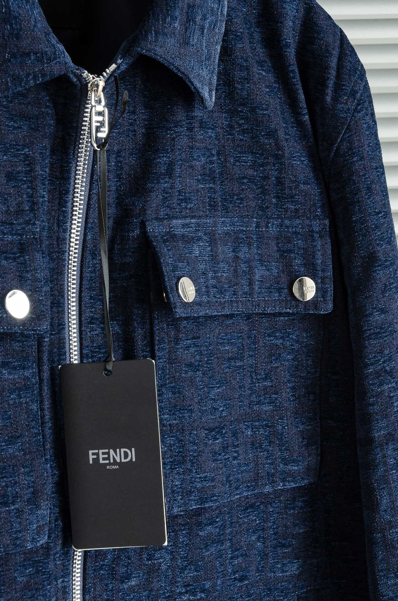 FENDI 25FW 这款暗纹休闲时尚，以其独特的魅力引领潮流风尚。表面采用了精致的暗纹设计，低调中透露