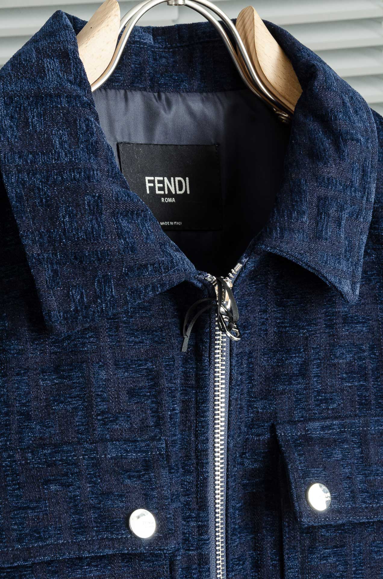 FENDI 25FW 这款暗纹休闲时尚，以其独特的魅力引领潮流风尚。表面采用了精致的暗纹设计，低调中透露