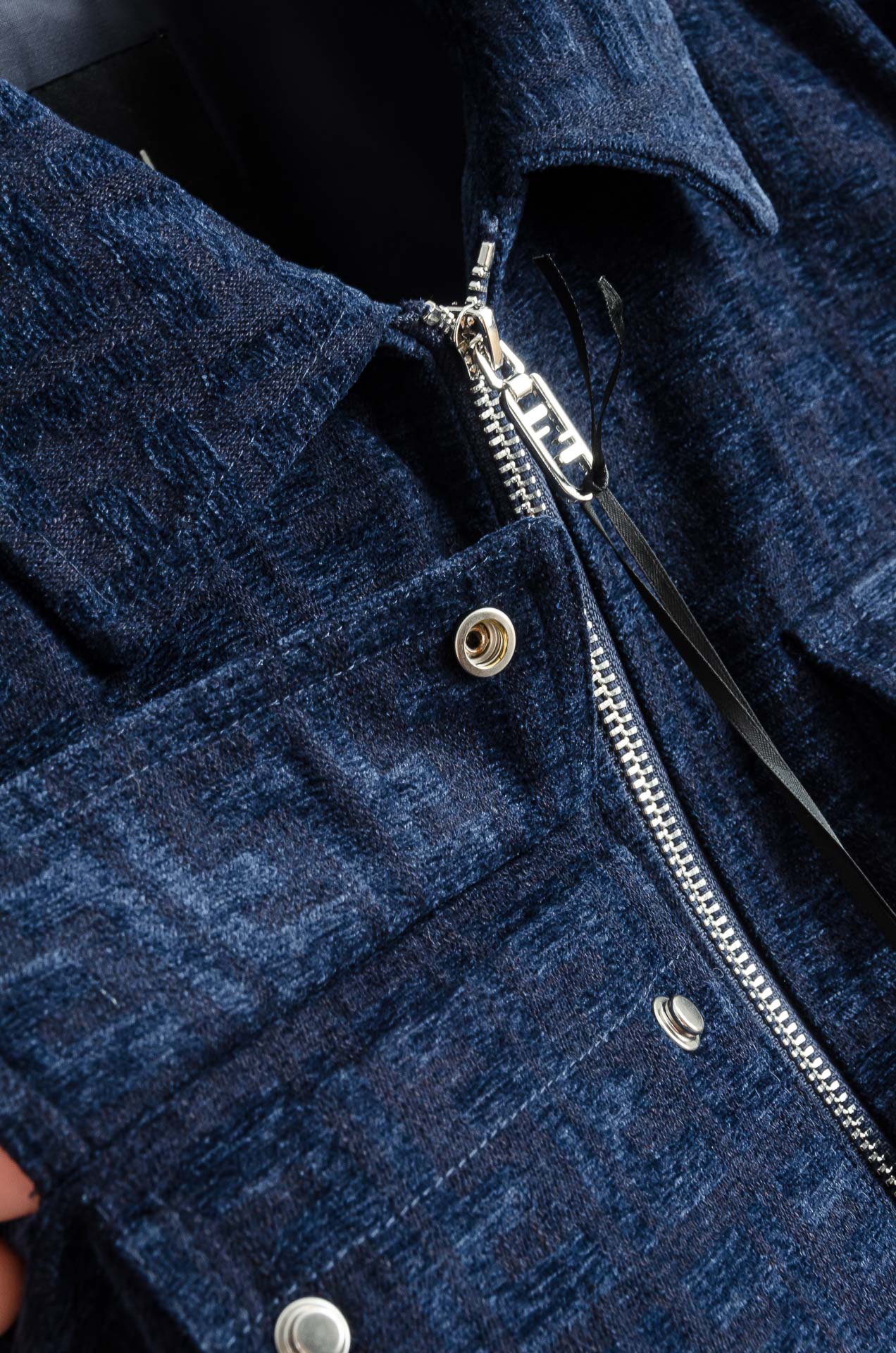 FENDI 25FW 这款暗纹休闲时尚，以其独特的魅力引领潮流风尚。表面采用了精致的暗纹设计，低调中透露