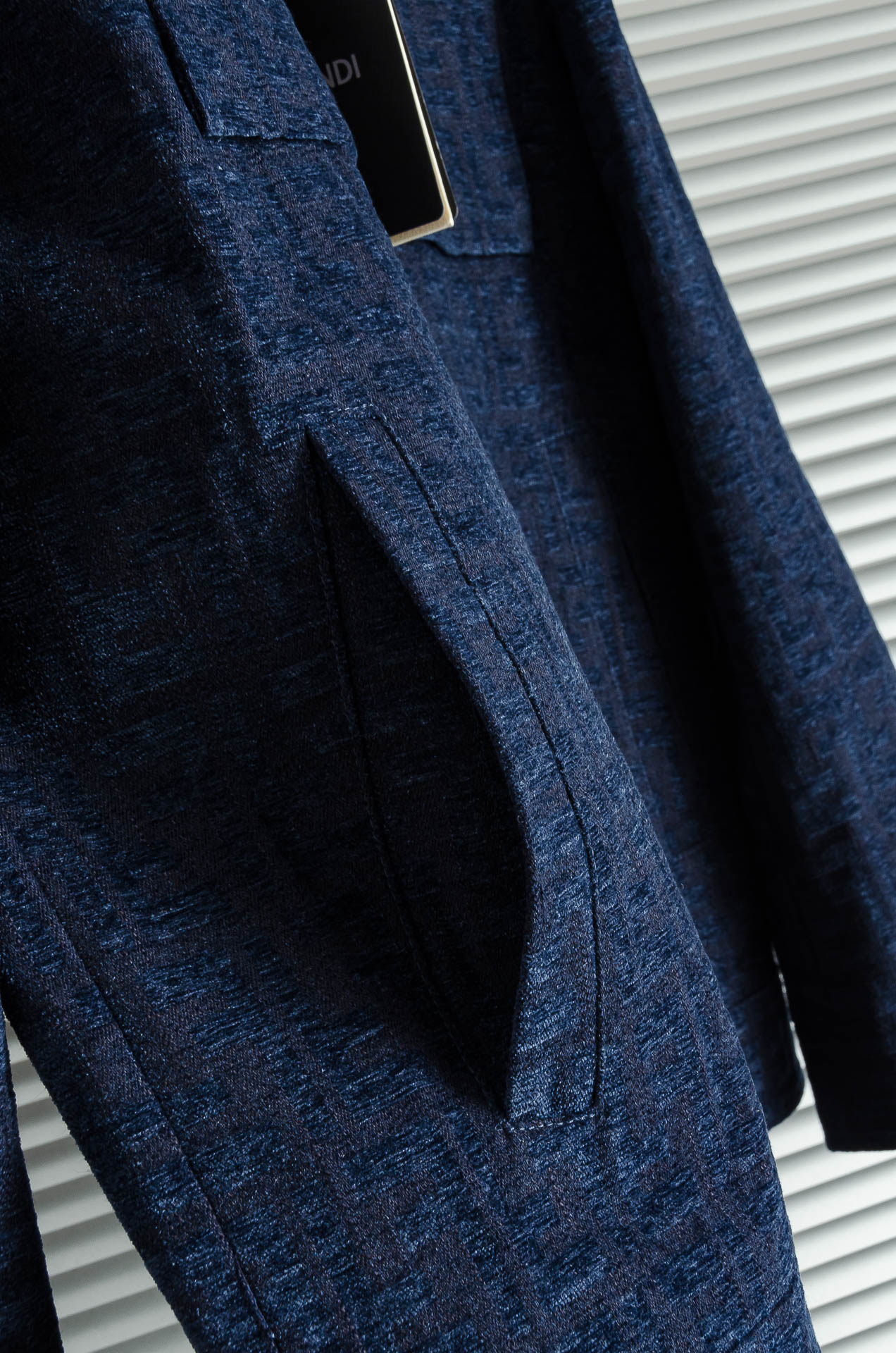 FENDI 25FW 这款暗纹休闲时尚，以其独特的魅力引领潮流风尚。表面采用了精致的暗纹设计，低调中透露