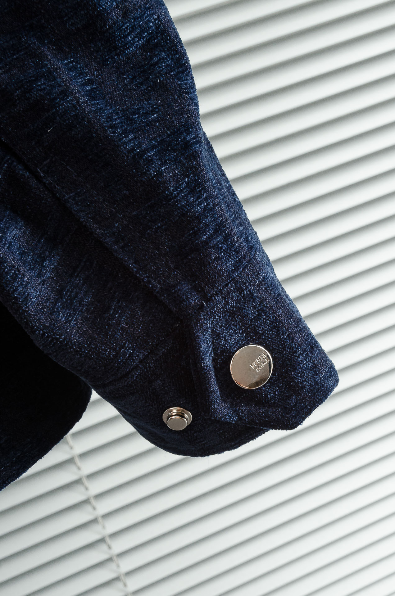 FENDI 25FW 这款暗纹休闲时尚，以其独特的魅力引领潮流风尚。表面采用了精致的暗纹设计，低调中透露