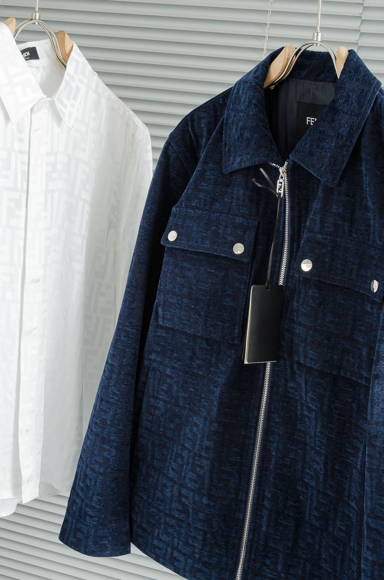 FENDI 25FW 这款暗纹休闲时尚，以其独特的魅力引领潮流风尚。表面采用了精致的暗纹设计，低调中透露