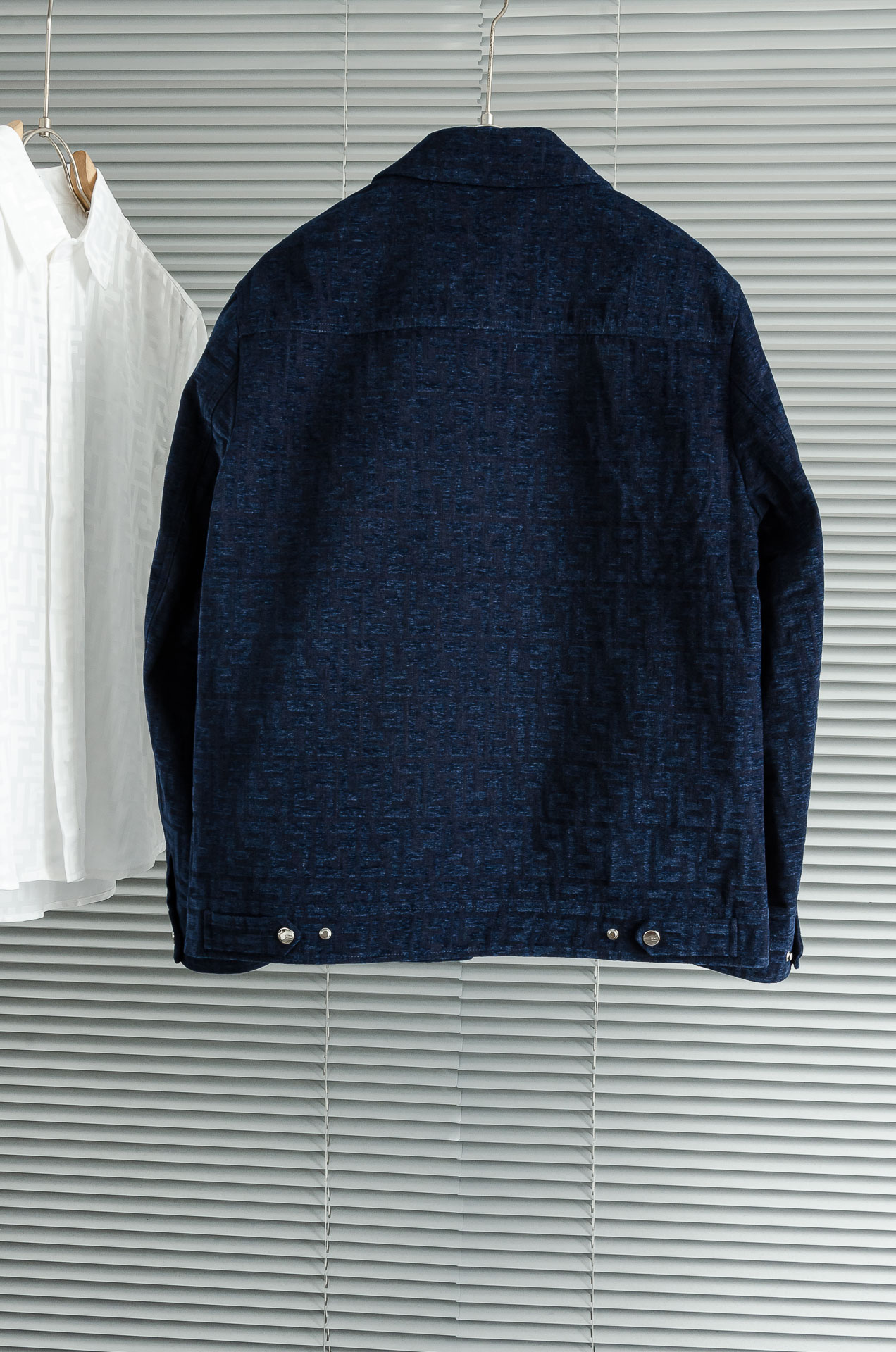 FENDI 25FW 这款暗纹休闲时尚，以其独特的魅力引领潮流风尚。表面采用了精致的暗纹设计，低调中透露