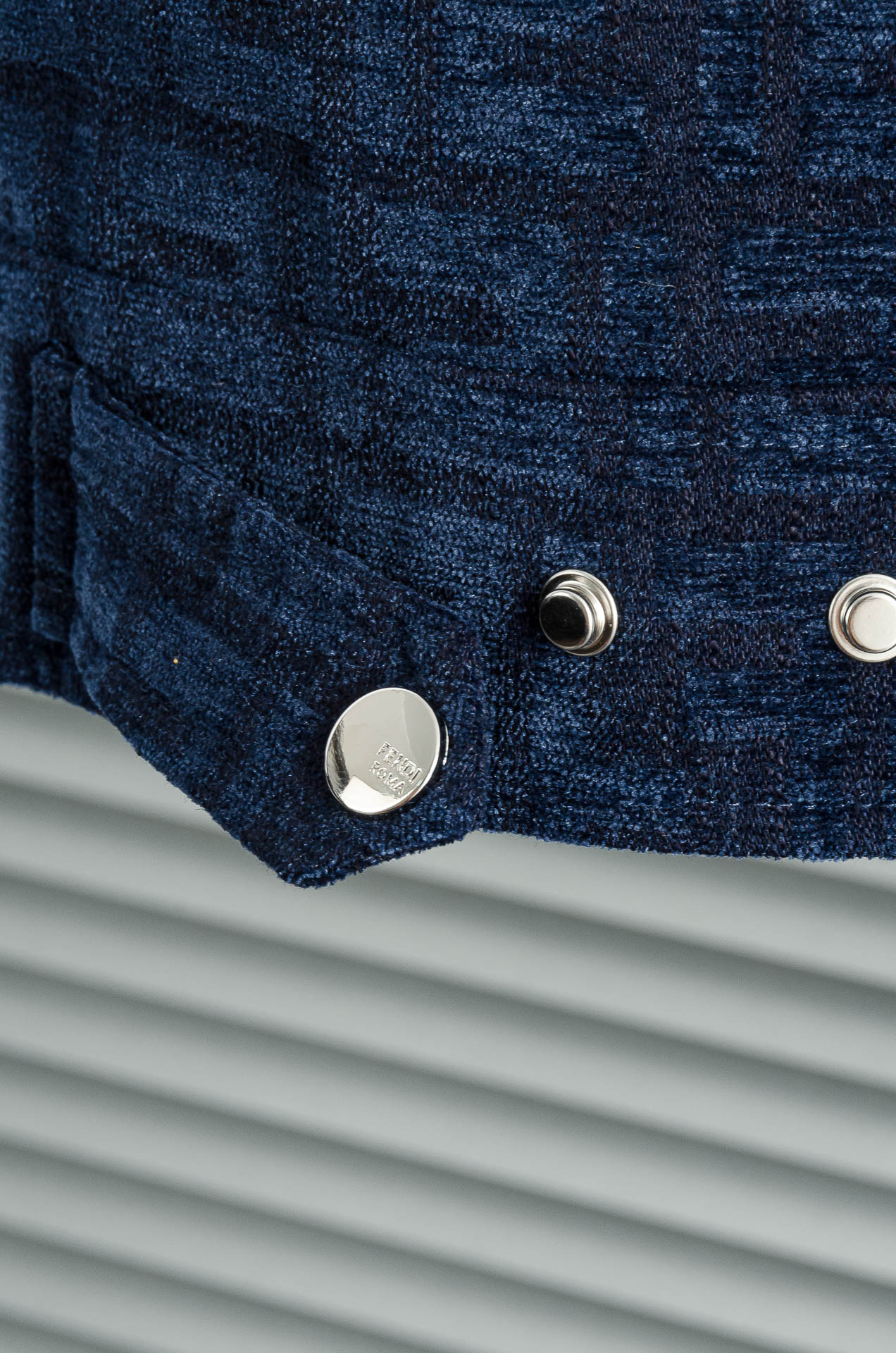 FENDI 25FW 这款暗纹休闲时尚，以其独特的魅力引领潮流风尚。表面采用了精致的暗纹设计，低调中透露