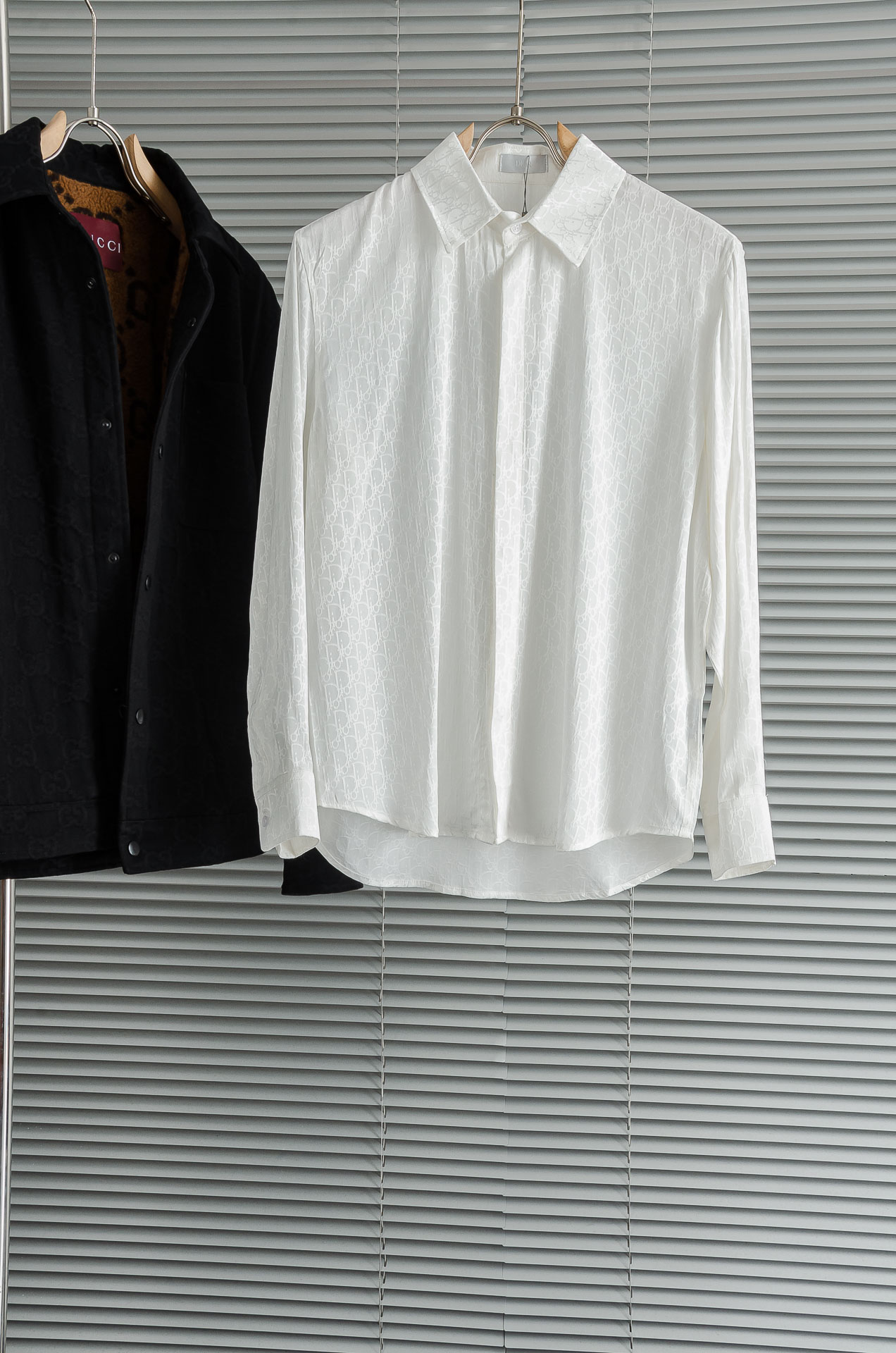 NO:504250,New# Dior 2025 new full-frame jacquard shirt #Urban simple personality high-end style, classic panoramic jacquard letter pattern design! The latest fashion trend popular products are here, and it is another simple and high-end fashion item, a fashionable and trendy product with a high-end fashion product, a fashion essential item! Original foreign trade channel, special grade orders, and released at the same time as Hong Kong, Macao and Taiwan buyer stores. This model is also the latest popular product this year and the most classic product, and its specifications and grades are beyond doubt!! Simple and high-end style items! The choice is extremely diverse, which means that this model naturally has a fresh and natural feeling, demonstrating the brand charm and high-end sense. The texture of this model is one-point, and the heavy and brilliant skin-friendly level that can be seen with hands is even better, and it is a complete enjoyment of dressing!!  Size: S-XL, dior, dior, alexander wang19860909New# Dior迪奥 2025新款满幅提花衬衣 #都市简约个性高级风,经典全景提花字母图案设计!最新时尚潮流人气产物驾到,又是一款简约高级的时尚单品,穿搭魅力一分高级不俗的时尚产物,时尚潮流必备单品!外贸原厂渠道,特供级别订单,同步港澳台买手店发布,此款也是今年的最新人气产物,也是最经典的产物,其规格跟档次更是毋庸置疑!! 简约高级的款式单品!选择极具多样化,言而喻此款自然具备那种清新自然的感觉,彰显品牌魅力与高级感,此款的质感一分的到位,用手可以感知的重磅跟出彩亲肤程度更是上佳,十足的穿着享受!! 尺码:S-XL,,dior,dior,alexander wang,Men's clothing