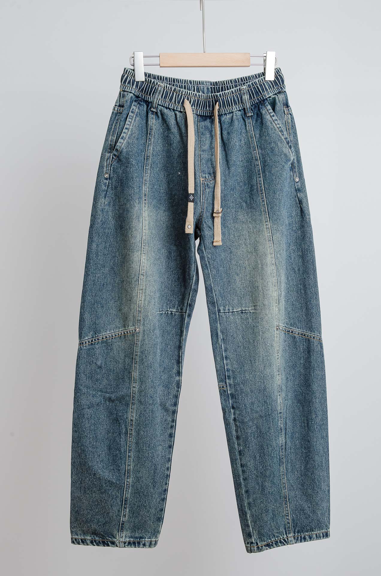 NO:525879,LV 2025FW new loose trouser legs casual jeans # wash-resistant and durable and not easily deformed. The fabric is made of combed Xinjiang long velvet cotton fabric, which presents the advantages of soft, smooth, draped, wear-resistant and easy to care. With the material of natural fiber and the unique advantages of skin-friendly, comfortable and breathable, the feel is delicate and soft, ensuring that the garment is sweat-absorbing, breathable and comfortable, giving you 100% caring and skin-friendly care. Size M-3XL,,louis vuitton, jeans,alexander wang19860909LV 2025FW新品宽松裤脚休闲牛仔裤#耐洗耐用不易变形.面料选用精梳新疆长绒棉面料,面料呈现出柔软滑爽悬垂耐磨易打理的优点,加上天然纤维的材质及亲肤舒适透气特有的优势,手感细腻、绵软,确保成衣的吸汗透气、舒适性给你百份百的贴心亲肤呵护. 尺码M-3XL,,louis vuitton,jeans,alexander wang,Men's clothing