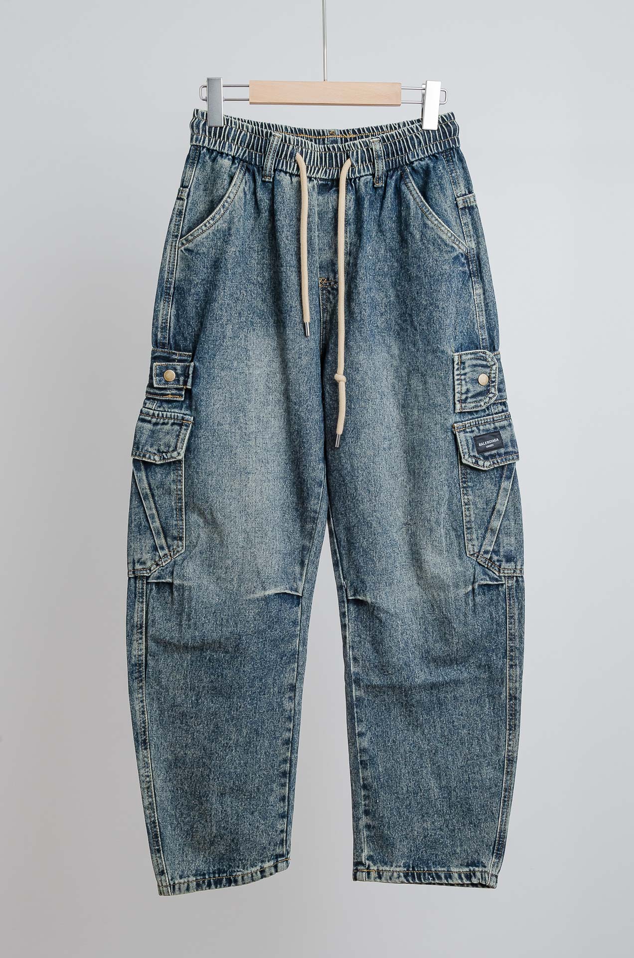 NO:525877,Balenciaga 2025FW new loose trousers and casual jeans # washable and durable and not easily deformed. The fabric is made of combed Xinjiang long velvet cotton fabric, which presents the advantages of soft, smooth, draped, wear-resistant and easy to handle. With the material of natural fiber and the unique advantages of skin-friendly, comfortable and breathable, the feel is delicate and soft, ensuring that the garment is sweat-absorbing, breathable and comfortable, giving you 100% caring and skin-friendly care. Size M-3XL, balenciaga, jeans, alexander wang19860909巴黎世家 2025FW新品宽松裤脚休闲牛仔裤#耐洗耐用不易变形.面料选用精梳新疆长绒棉面料,面料呈现出柔软滑爽悬垂耐磨易打理的优点,加上天然纤维的材质及亲肤舒适透气特有的优势,手感细腻、绵软,确保成衣的吸汗透气、舒适性给你百份百的贴心亲肤呵护. 尺码M-3XL,,balenciaga,jeans,alexander wang,Men's clothing