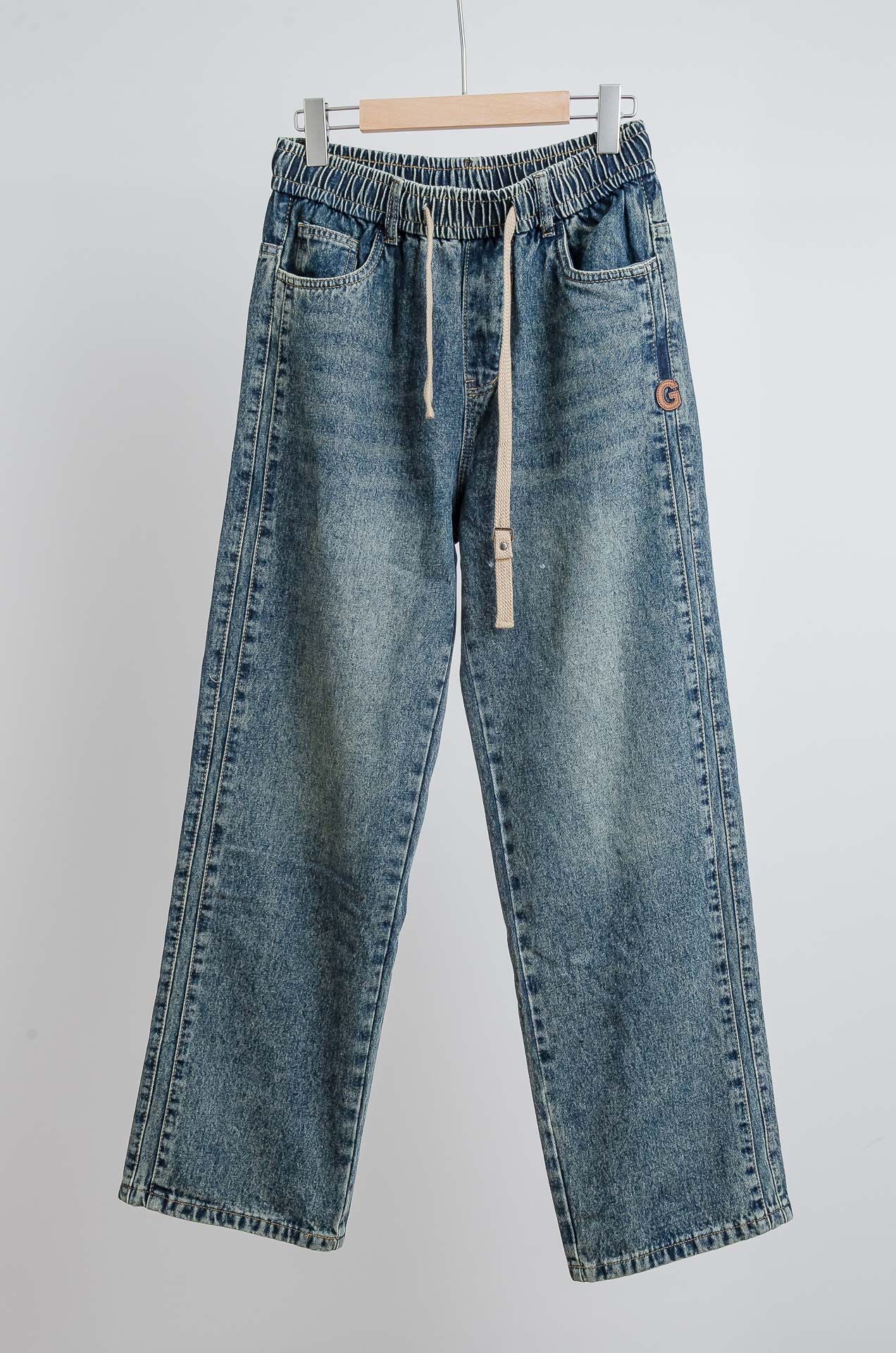NO:525874,Gucci 2025FW new loose trouser legs casual jeans # wash-resistant and durable and not easily deformed. The fabric is made of combed Xinjiang long-length cotton fabric, which presents the advantages of soft, smooth, draped, wear-resistant and easy to handle. With the material of natural fiber and the unique advantages of skin-friendly, comfortable and breathable, the feel is delicate and soft, ensuring that the garment is sweat-absorbing and breathable, and the comfort of the ready-to-wear gives you 100% caring and skin-friendly care. Size M-3XL, gucci, jeans, alexander wang19860909Gucci 2025FW新品宽松裤脚休闲牛仔裤#耐洗耐用不易变形.面料选用精梳新疆长绒棉面料,面料呈现出柔软滑爽悬垂耐磨易打理的优点,加上天然纤维的材质及亲肤舒适透气特有的优势,手感细腻、绵软,确保成衣的吸汗透气、舒适性给你百份百的贴心亲肤呵护. 尺码M-3XL,,gucci,jeans,alexander wang,Men's clothing