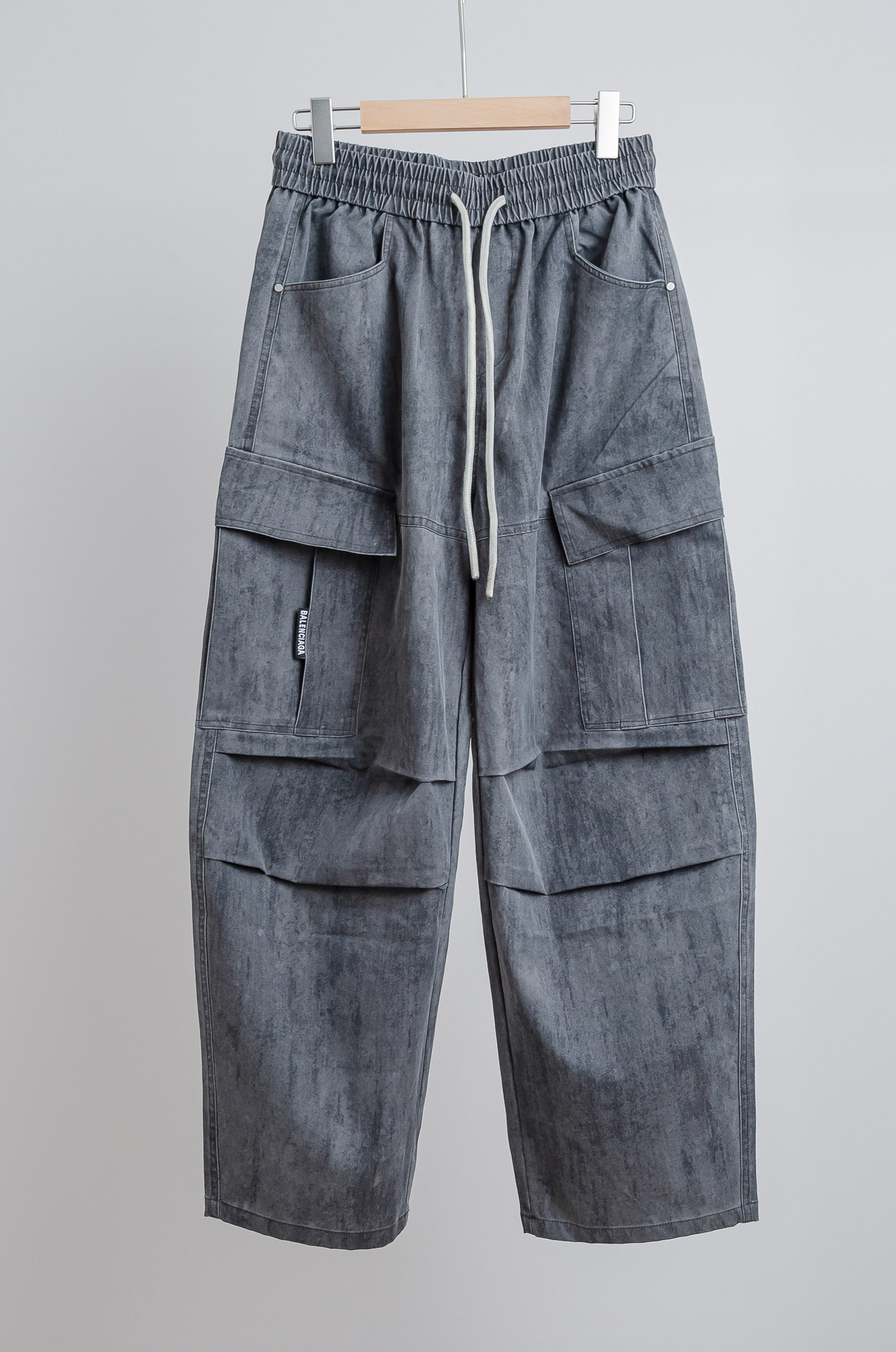 NO:525871,New# Balenciaga 2025FW new loose trousers and casual pants #wash-resistant and durable and not easily deformed. The fabric is made of combed Xinjiang long-length cotton fabric, which presents the advantages of soft, smooth, draped, wear-resistant and easy to handle. With the material of natural fiber and the unique advantages of skin-friendly, comfortable and breathable, the feel is delicate and soft, ensuring that the garment is sweat-absorbing and breathable, and the comfort of the ready-to-wear gives you 100% caring and skin-friendly care. Size S-3XL, balenciaga, alexander wang19860909New# 巴黎世家 2025FW新品宽松裤脚休闲裤#耐洗耐用不易变形.面料选用精梳新疆长绒棉面料,面料呈现出柔软滑爽悬垂耐磨易打理的优点,加上天然纤维的材质及亲肤舒适透气特有的优势,手感细腻、绵软,确保成衣的吸汗透气、舒适性给你百份百的贴心亲肤呵护. 尺码S-3XL,,balenciaga,alexander wang,Men's clothing