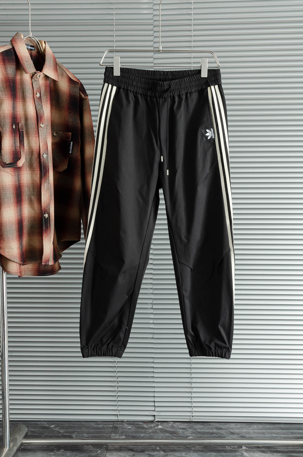 New# 巴黎世家2025最新弹力松紧腰搭配抽绳男士休闲运动长裤#专为追求时尚与舒适的您而设计。极简的风