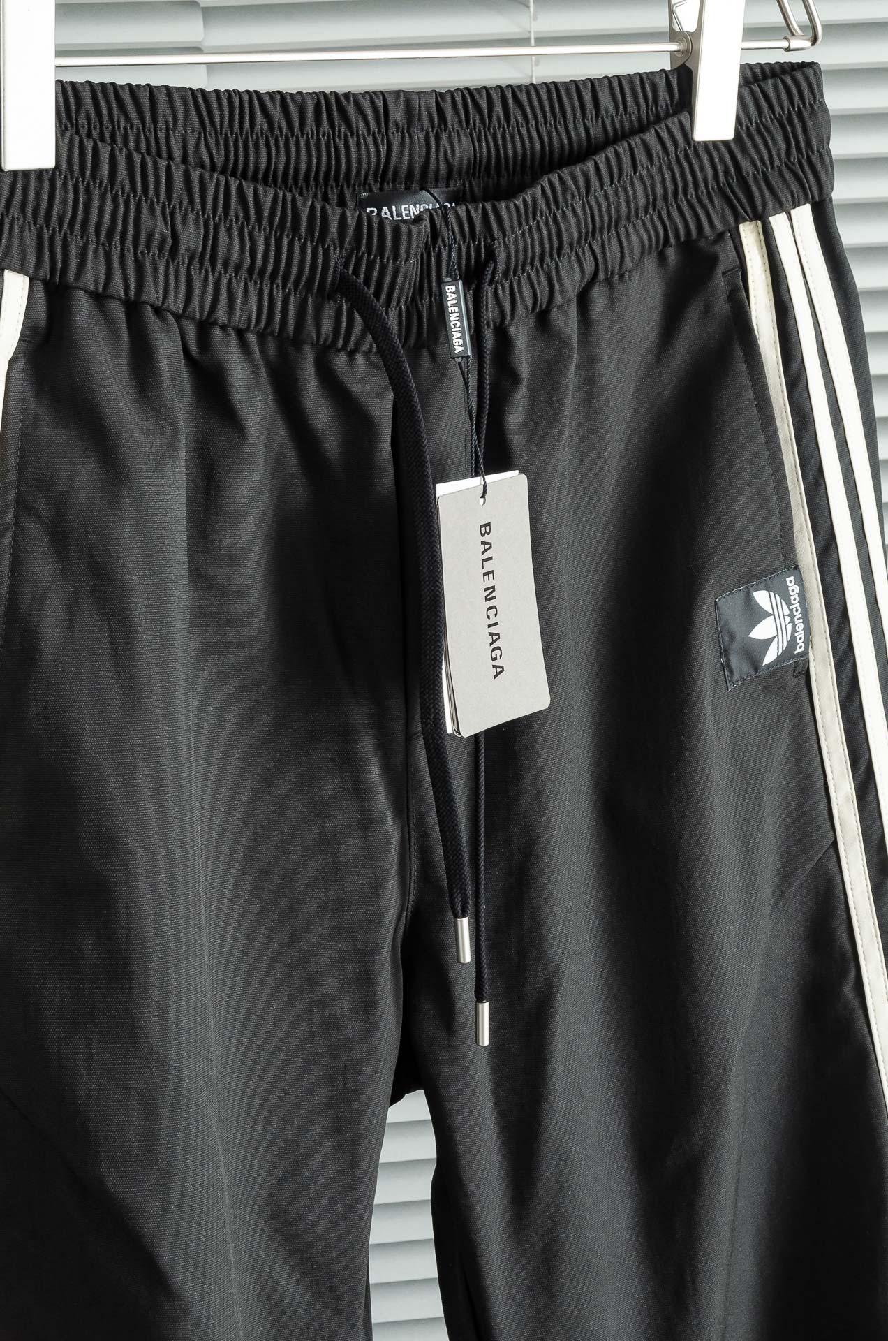 New# 巴黎世家2025最新弹力松紧腰搭配抽绳男士休闲运动长裤#专为追求时尚与舒适的您而设计。极简的风