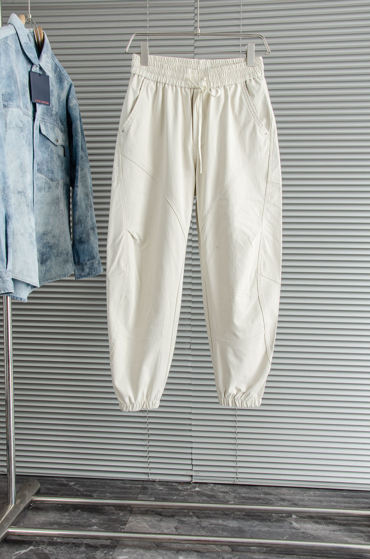 New# LV 2025最新弹力松紧腰搭配抽绳男士休闲运动长裤#专为追求时尚与舒适的您而设计。极简的风格