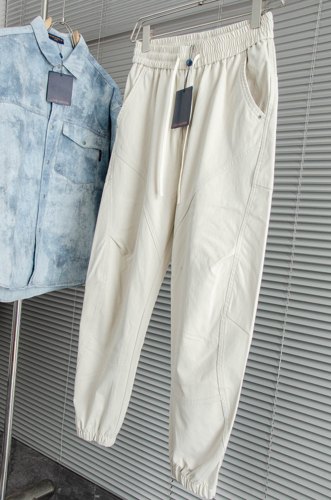 New# LV 2025最新弹力松紧腰搭配抽绳男士休闲运动长裤#专为追求时尚与舒适的您而设计。极简的风格