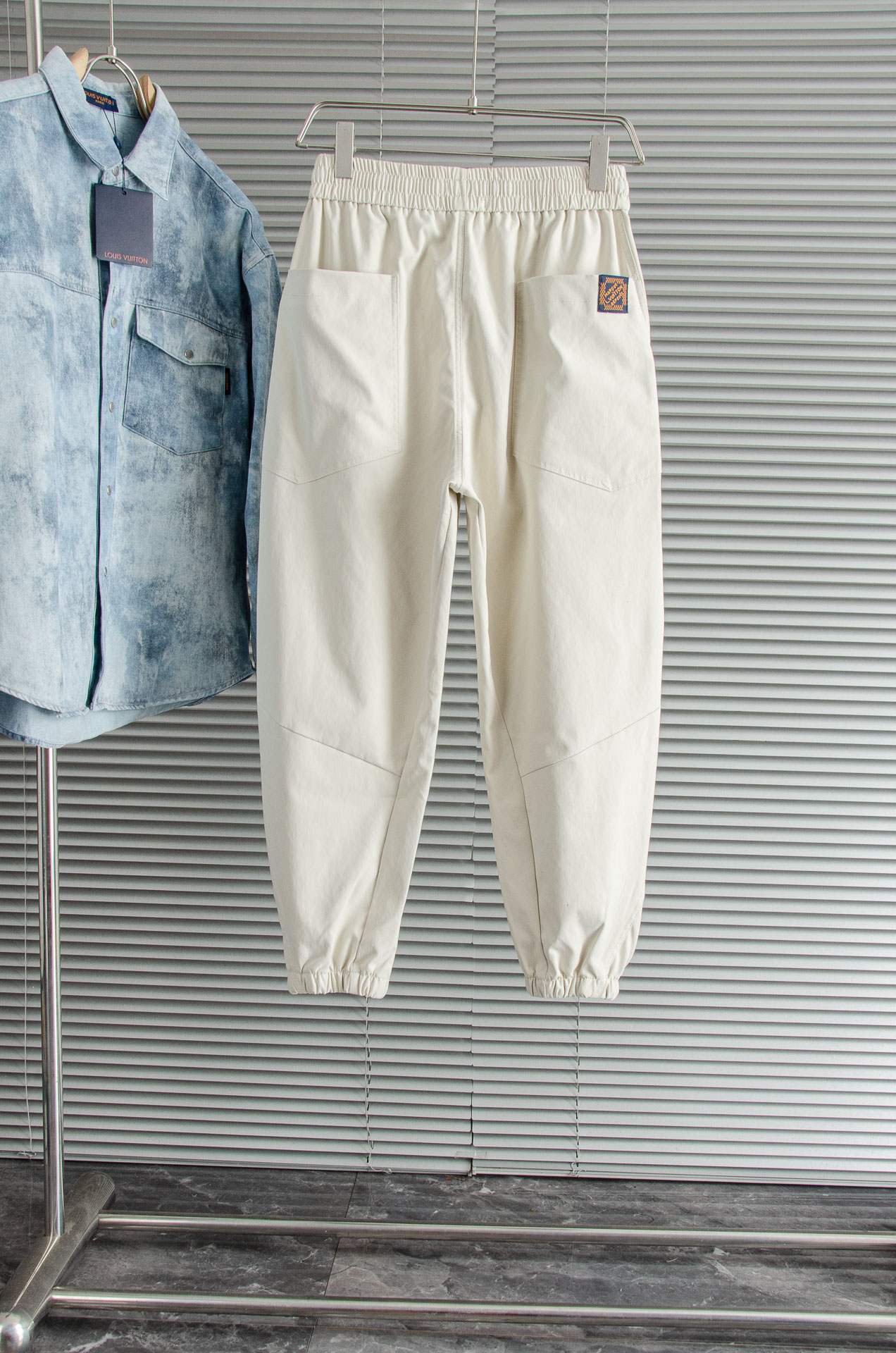 New# LV 2025最新弹力松紧腰搭配抽绳男士休闲运动长裤#专为追求时尚与舒适的您而设计。极简的风格