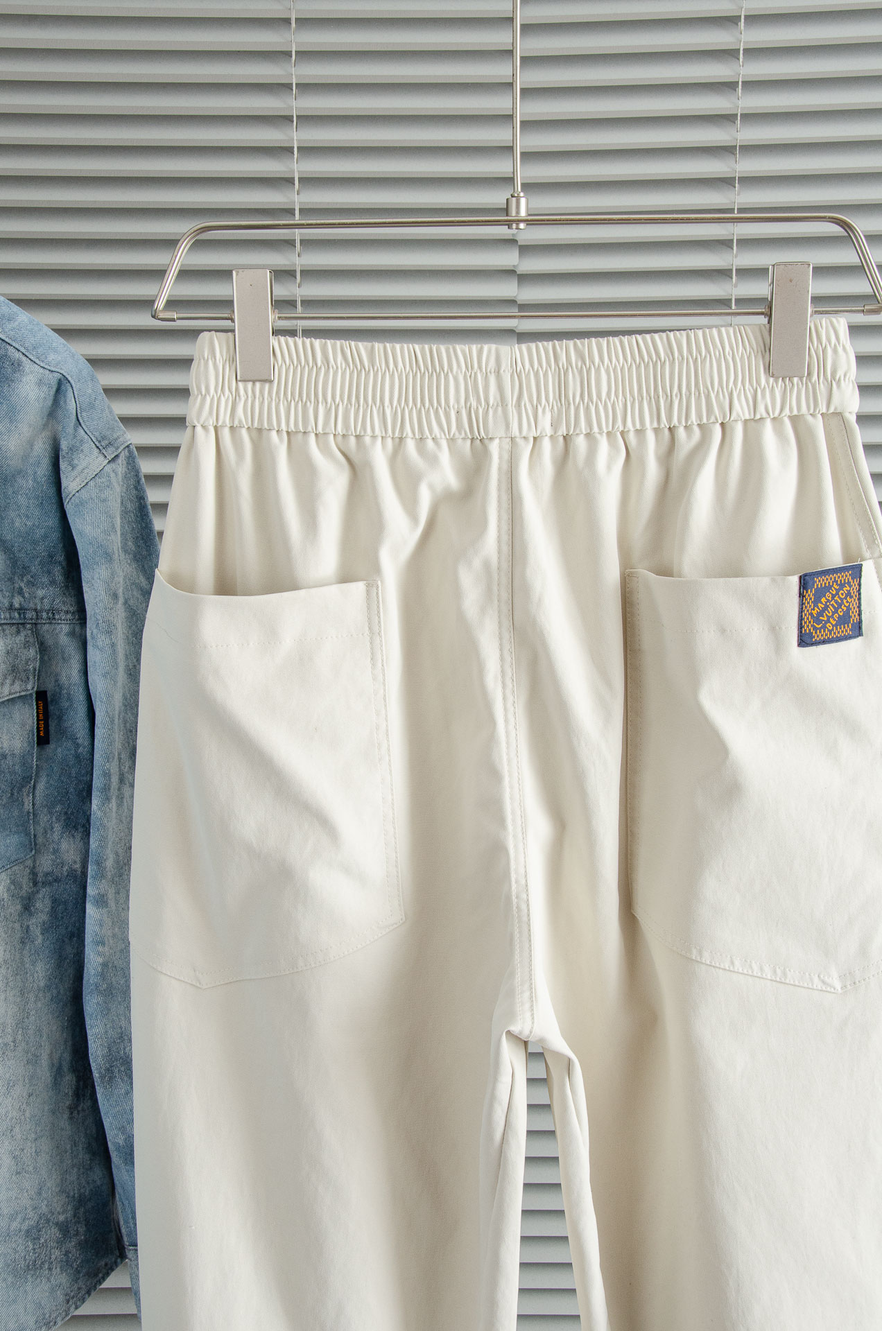 New# LV 2025最新弹力松紧腰搭配抽绳男士休闲运动长裤#专为追求时尚与舒适的您而设计。极简的风格