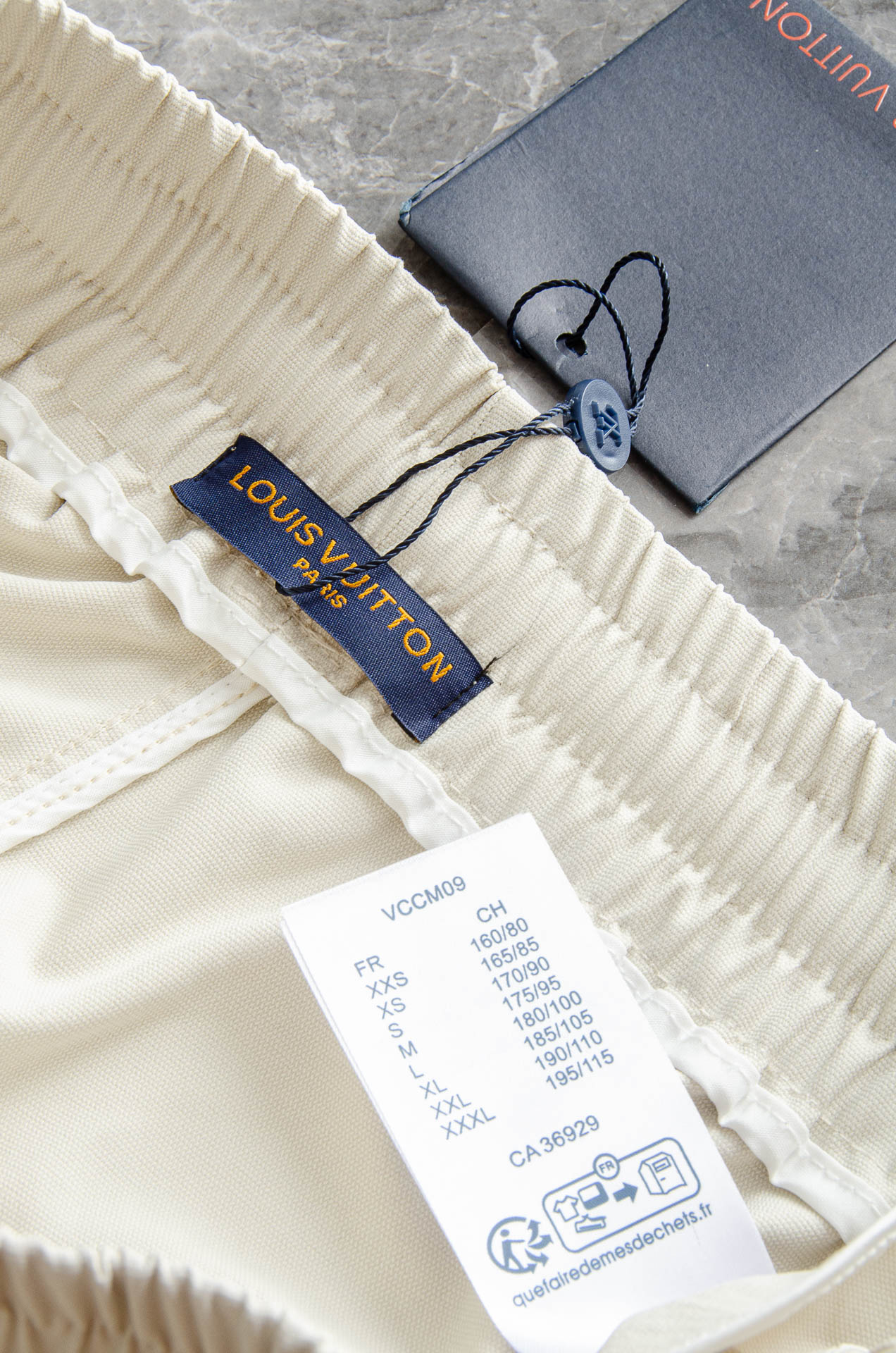 New# LV 2025最新弹力松紧腰搭配抽绳男士休闲运动长裤#专为追求时尚与舒适的您而设计。极简的风格