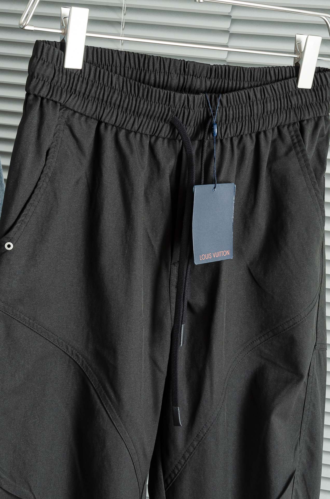 New# LV 2025最新弹力松紧腰搭配抽绳男士休闲运动长裤#专为追求时尚与舒适的您而设计。极简的风格