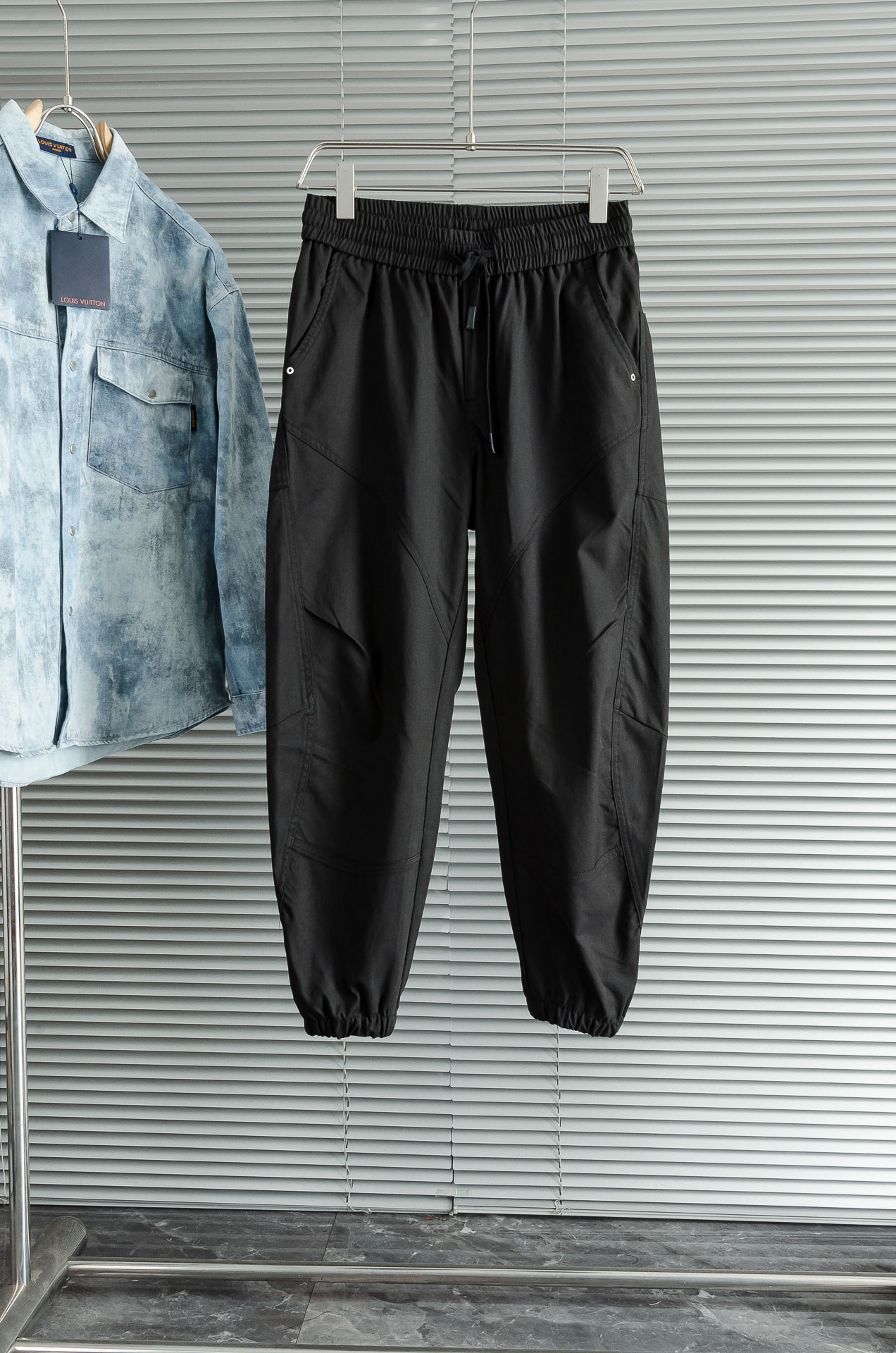 New# LV 2025最新弹力松紧腰搭配抽绳男士休闲运动长裤#专为追求时尚与舒适的您而设计。极简的风格