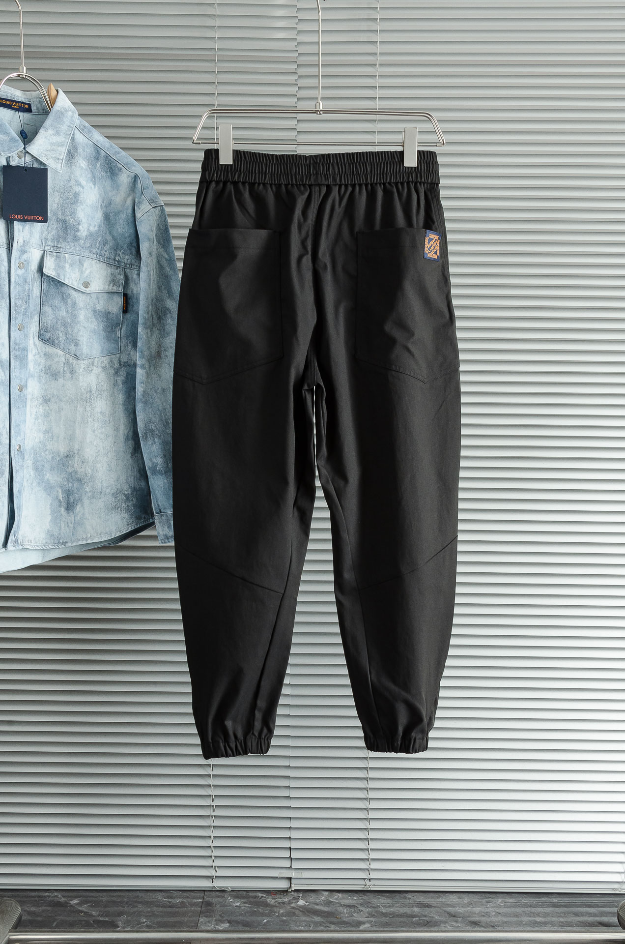 New# LV 2025最新弹力松紧腰搭配抽绳男士休闲运动长裤#专为追求时尚与舒适的您而设计。极简的风格