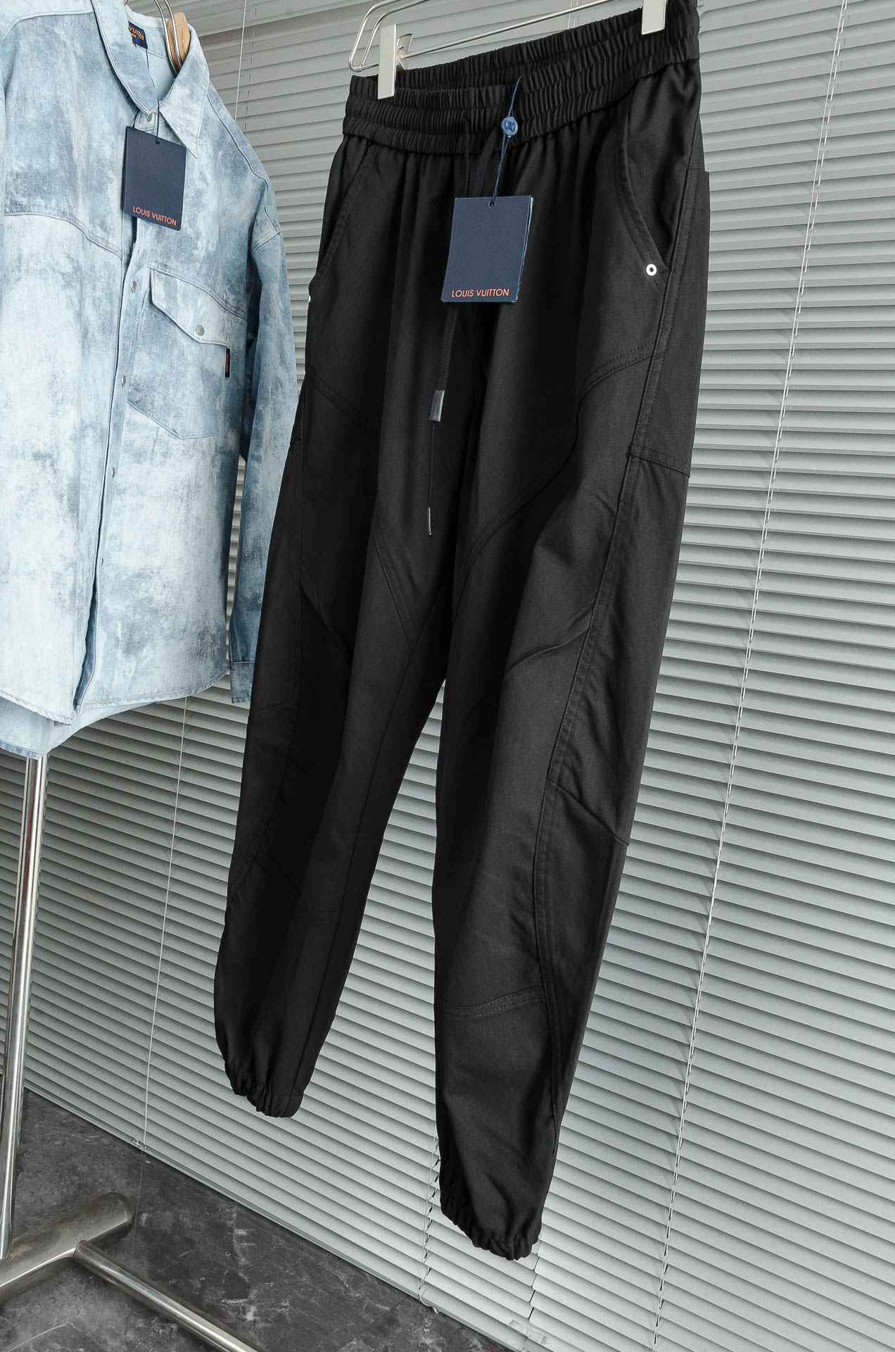 New# LV 2025最新弹力松紧腰搭配抽绳男士休闲运动长裤#专为追求时尚与舒适的您而设计。极简的风格