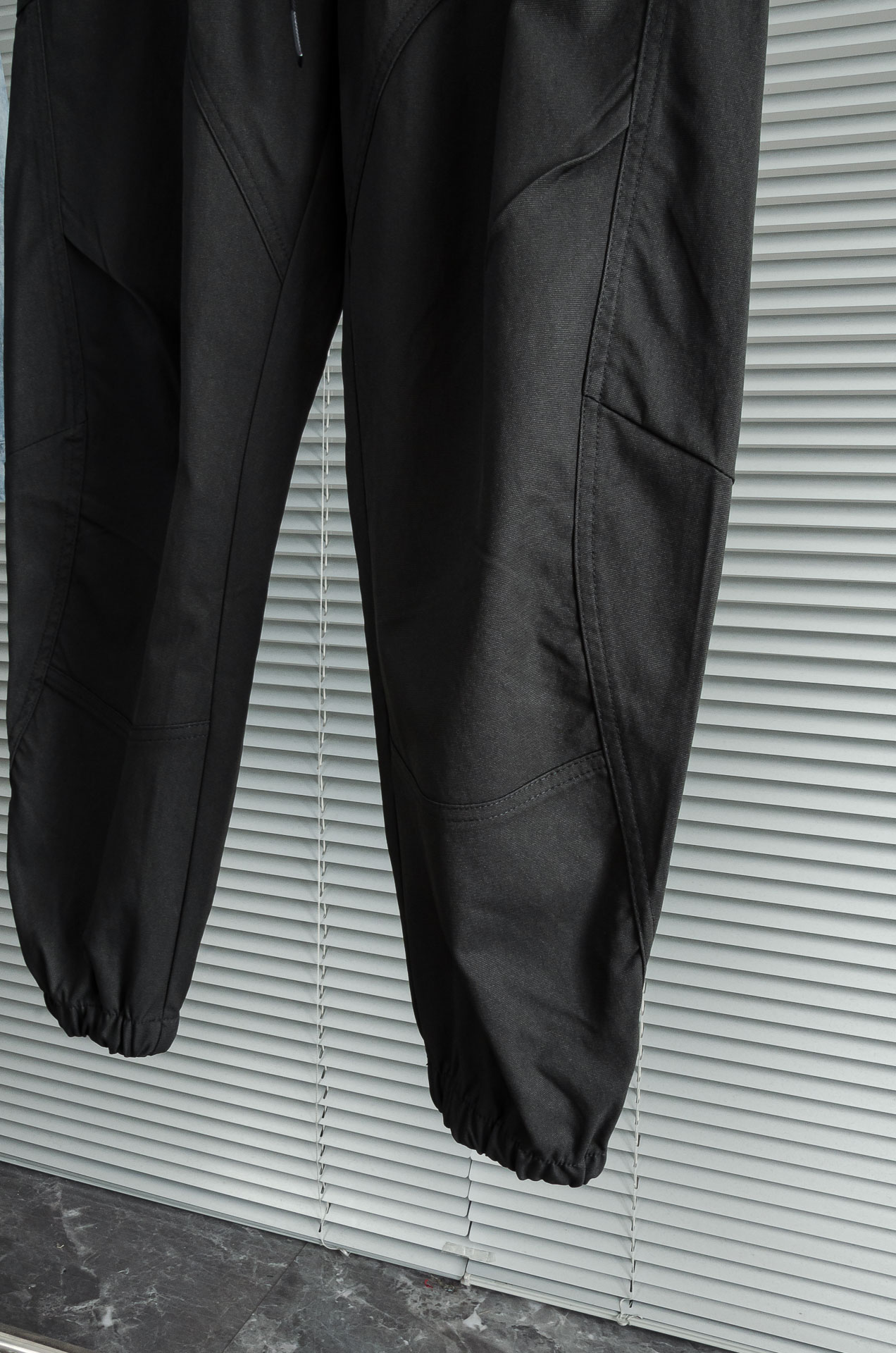 New# LV 2025最新弹力松紧腰搭配抽绳男士休闲运动长裤#专为追求时尚与舒适的您而设计。极简的风格