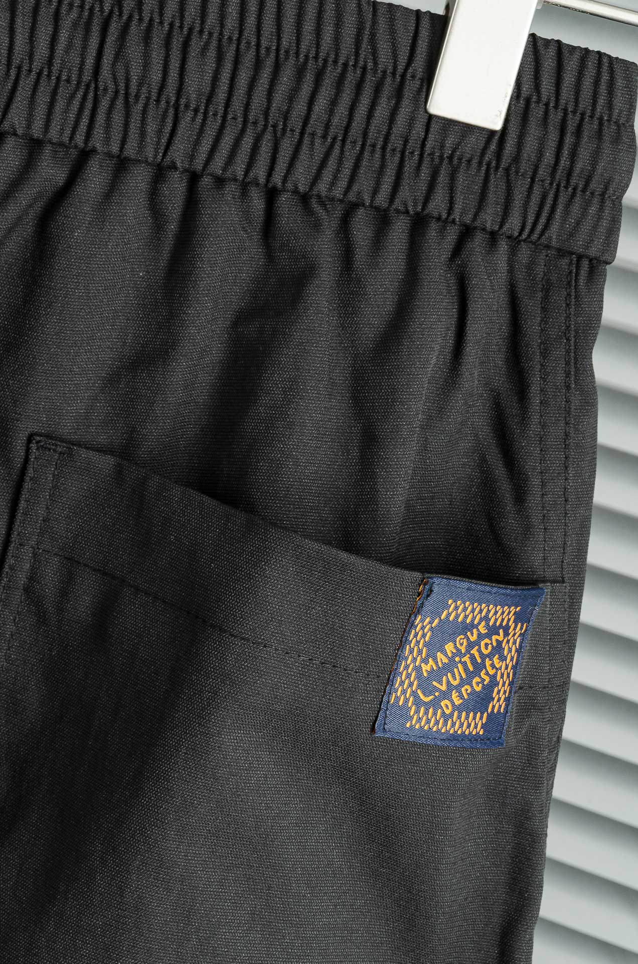 New# LV 2025最新弹力松紧腰搭配抽绳男士休闲运动长裤#专为追求时尚与舒适的您而设计。极简的风格