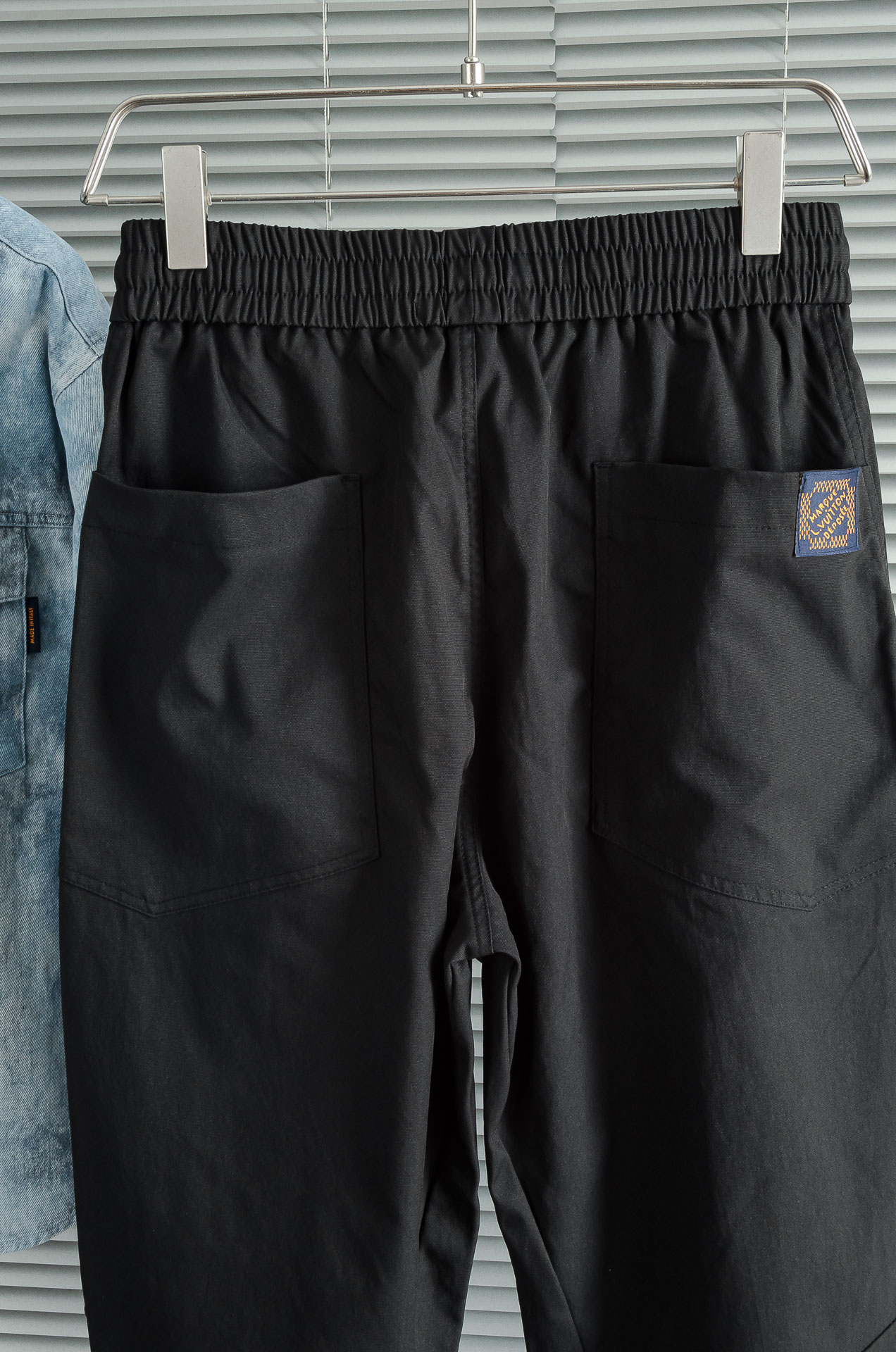 New# LV 2025最新弹力松紧腰搭配抽绳男士休闲运动长裤#专为追求时尚与舒适的您而设计。极简的风格