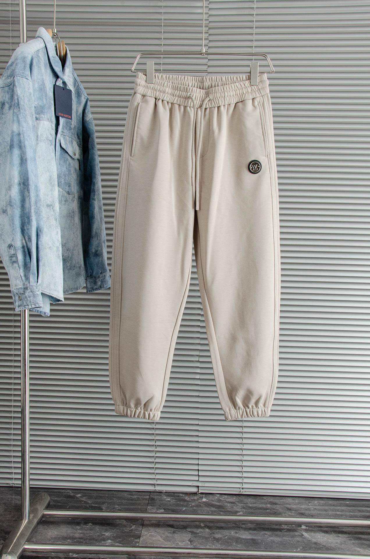 New# LV 2025最新弹力松紧腰搭配抽绳男士休闲运动长裤#专为追求时尚与舒适的您而设计。极简的风格