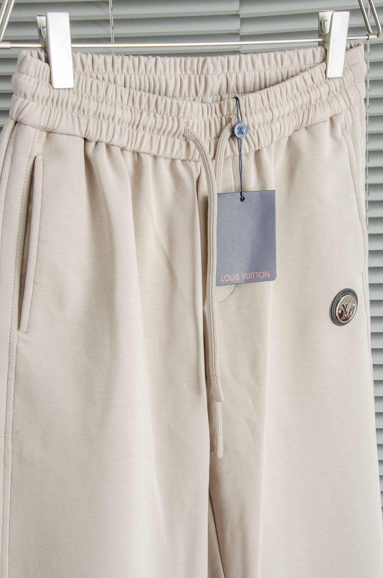 New# LV 2025最新弹力松紧腰搭配抽绳男士休闲运动长裤#专为追求时尚与舒适的您而设计。极简的风格