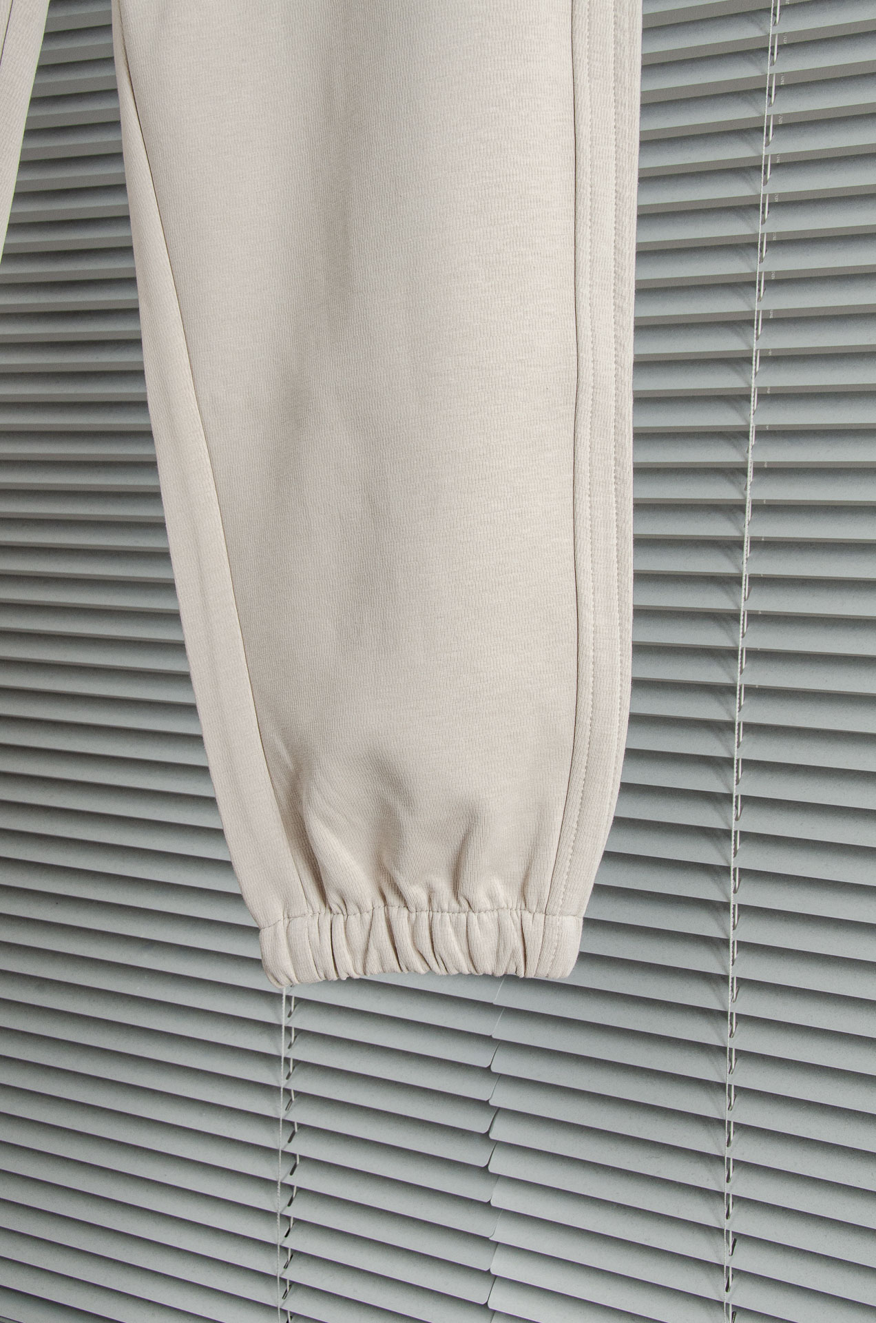 New# LV 2025最新弹力松紧腰搭配抽绳男士休闲运动长裤#专为追求时尚与舒适的您而设计。极简的风格