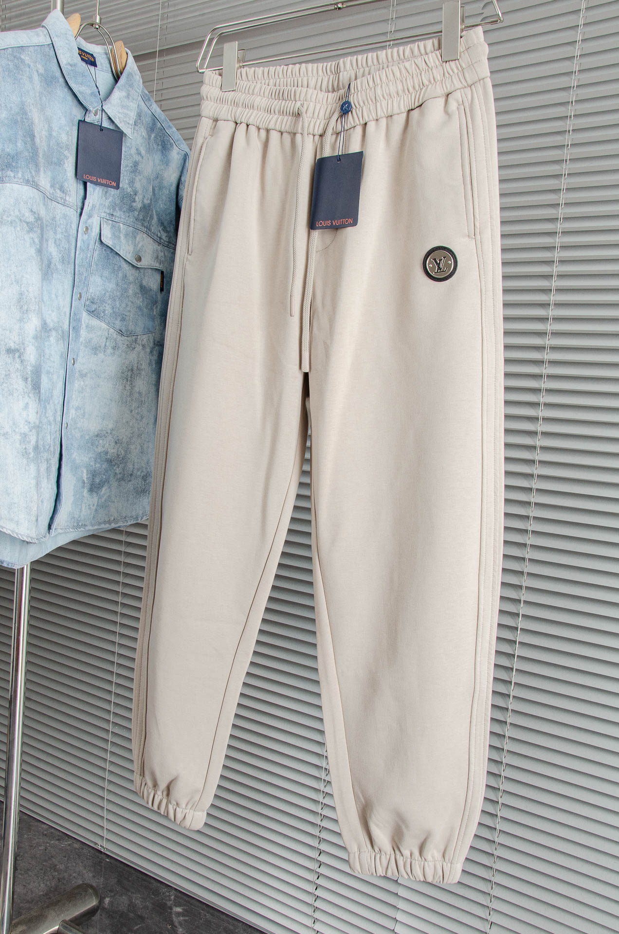 New# LV 2025最新弹力松紧腰搭配抽绳男士休闲运动长裤#专为追求时尚与舒适的您而设计。极简的风格