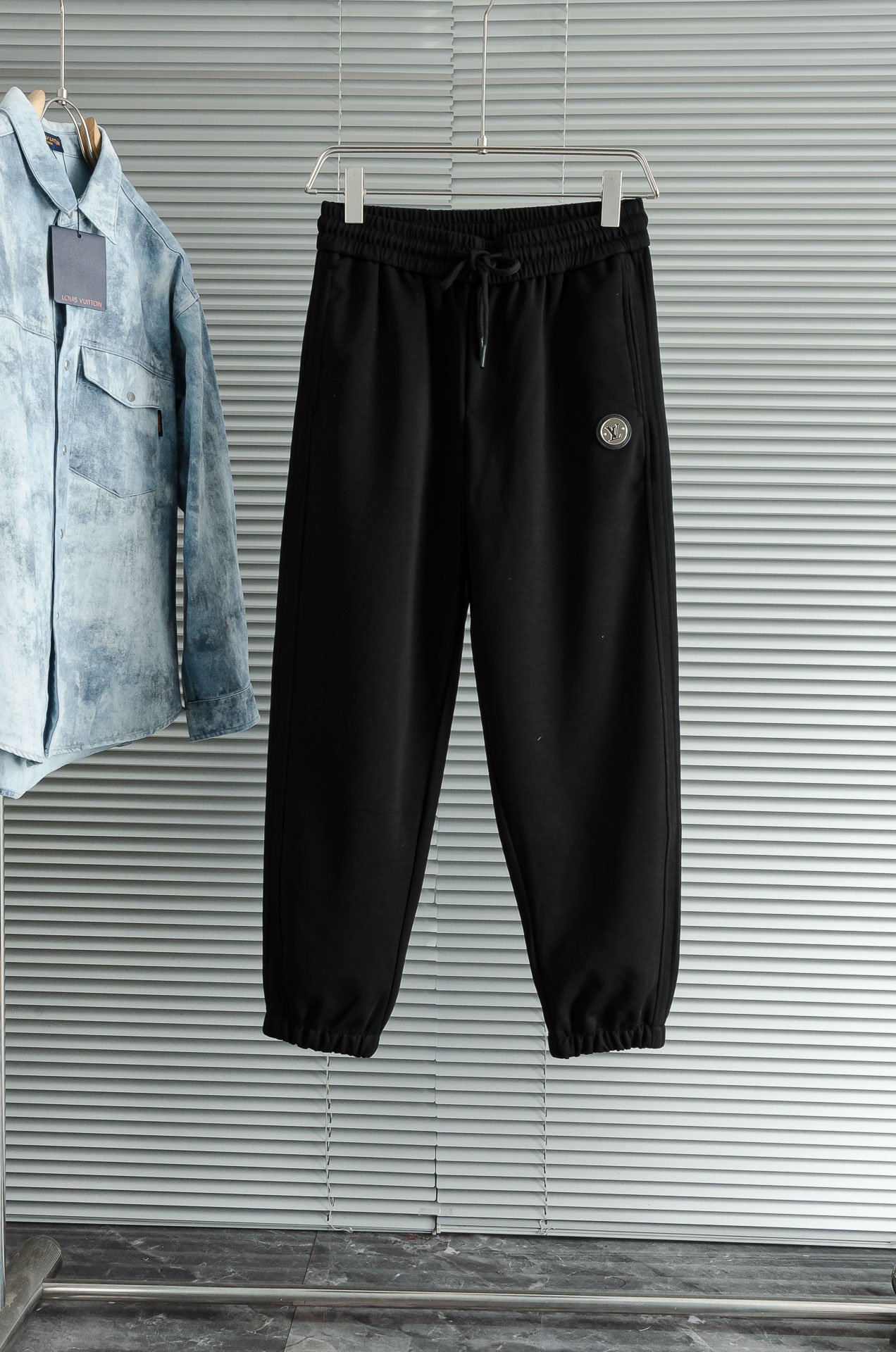 New# LV 2025最新弹力松紧腰搭配抽绳男士休闲运动长裤#专为追求时尚与舒适的您而设计。极简的风格