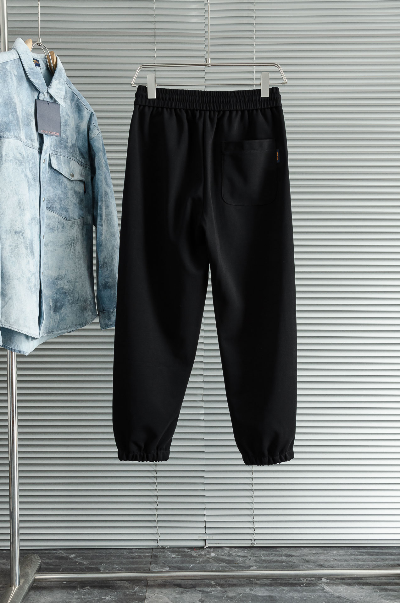 New# LV 2025最新弹力松紧腰搭配抽绳男士休闲运动长裤#专为追求时尚与舒适的您而设计。极简的风格