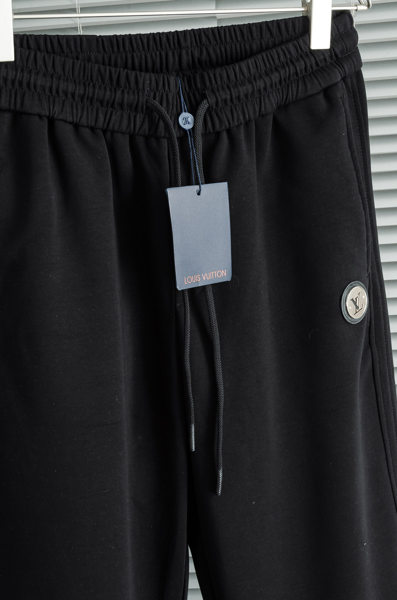 New# LV 2025最新弹力松紧腰搭配抽绳男士休闲运动长裤#专为追求时尚与舒适的您而设计。极简的风格