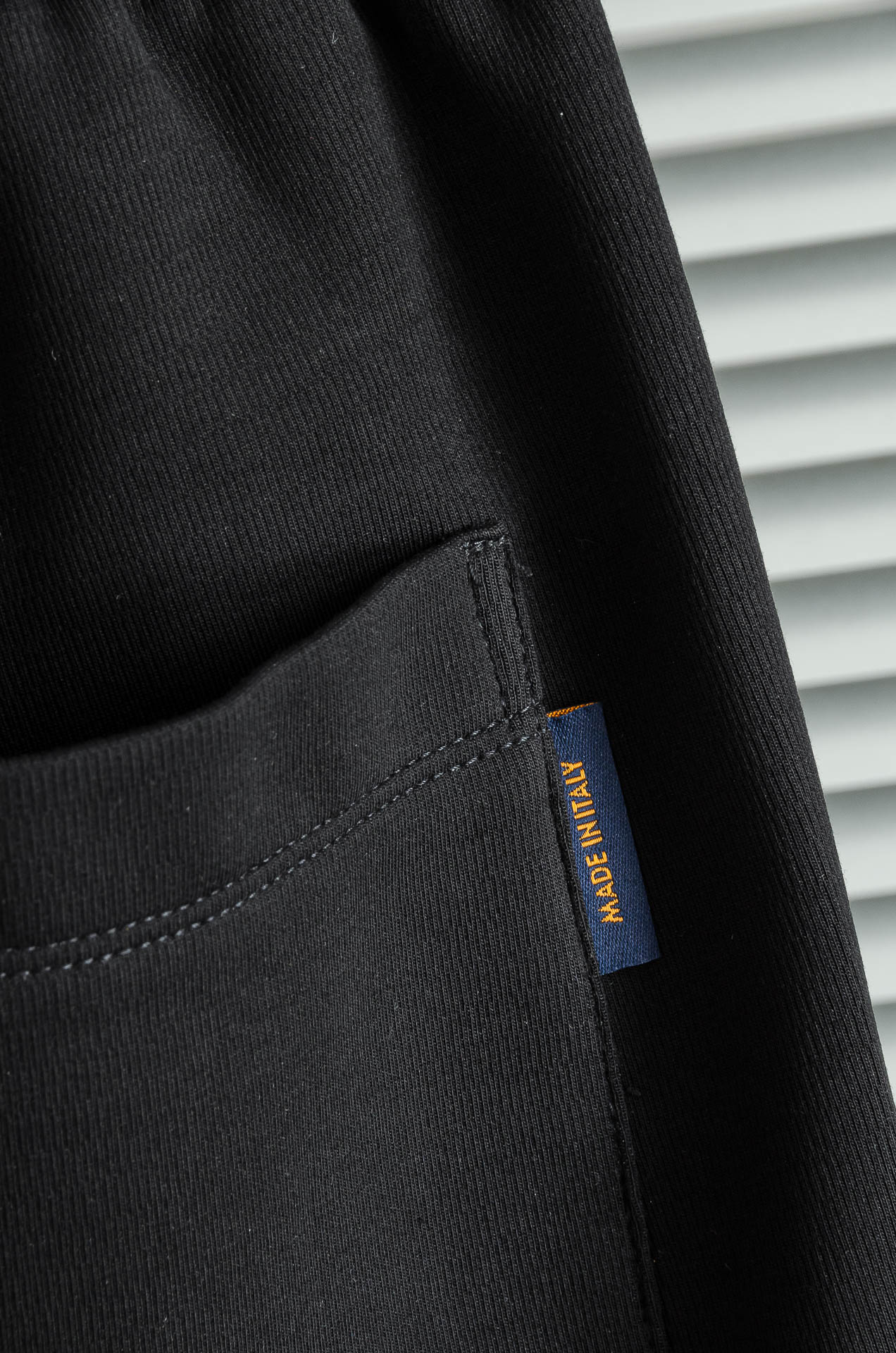 New# LV 2025最新弹力松紧腰搭配抽绳男士休闲运动长裤#专为追求时尚与舒适的您而设计。极简的风格