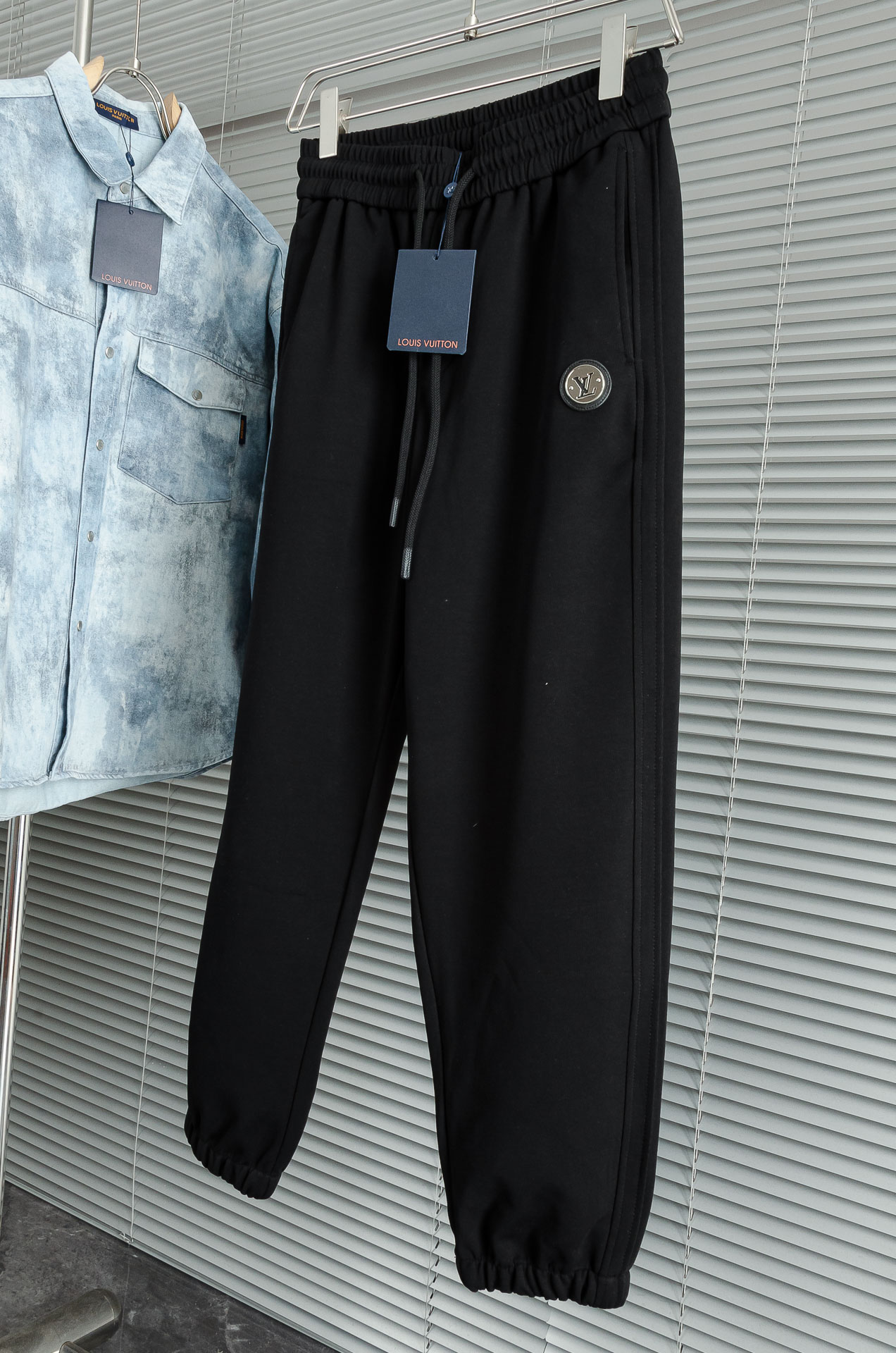 New# LV 2025最新弹力松紧腰搭配抽绳男士休闲运动长裤#专为追求时尚与舒适的您而设计。极简的风格