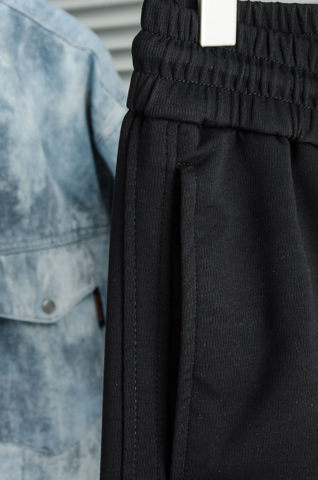 New# LV 2025最新弹力松紧腰搭配抽绳男士休闲运动长裤#专为追求时尚与舒适的您而设计。极简的风格