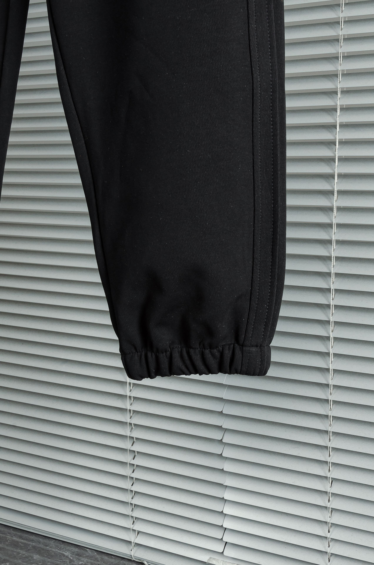 New# LV 2025最新弹力松紧腰搭配抽绳男士休闲运动长裤#专为追求时尚与舒适的您而设计。极简的风格