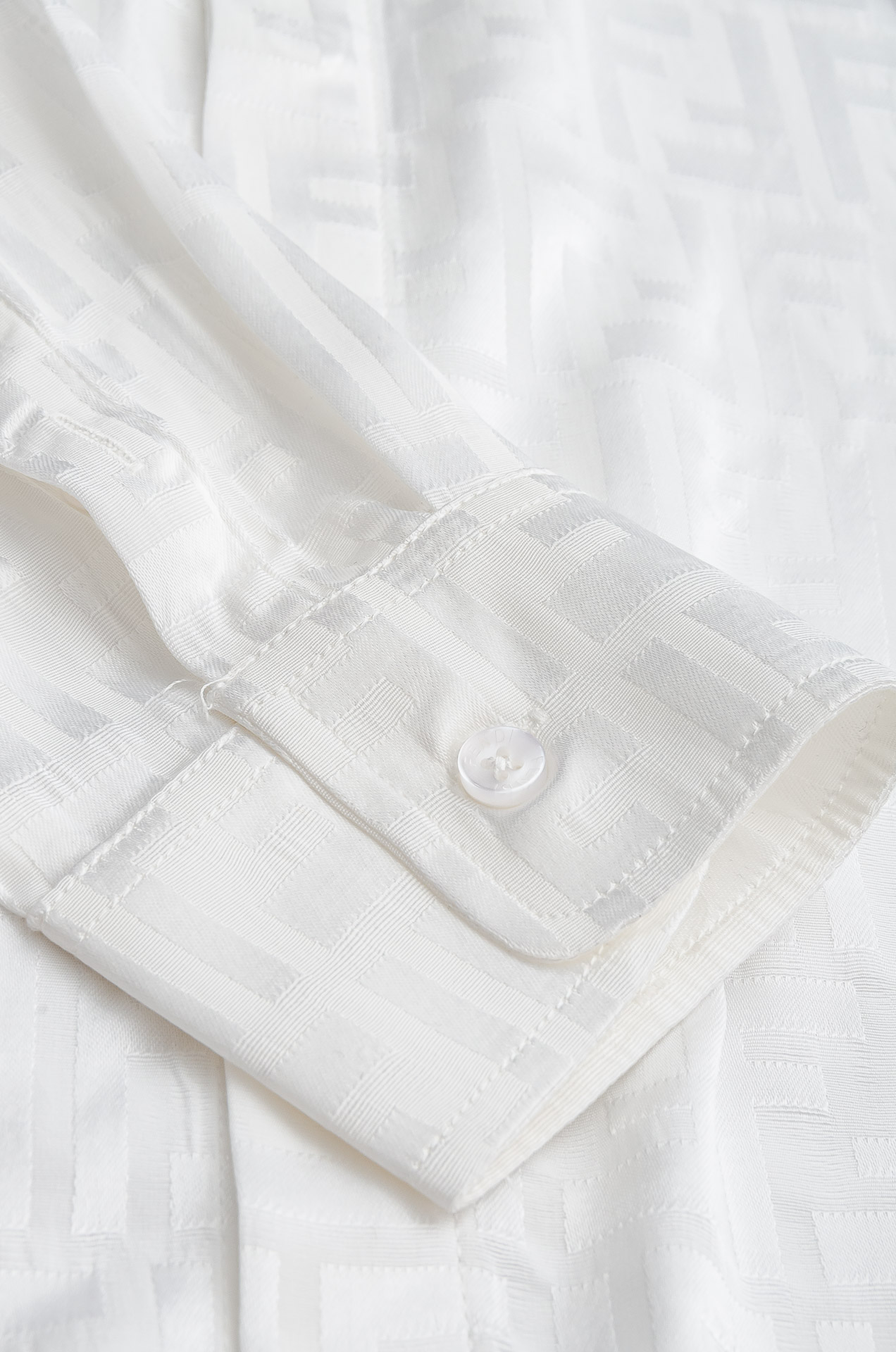 Fendi芬迪 2025新款满幅提花衬衣 #都市简约个性高级风，经典全景提花字母图案设计!最新时尚潮流人