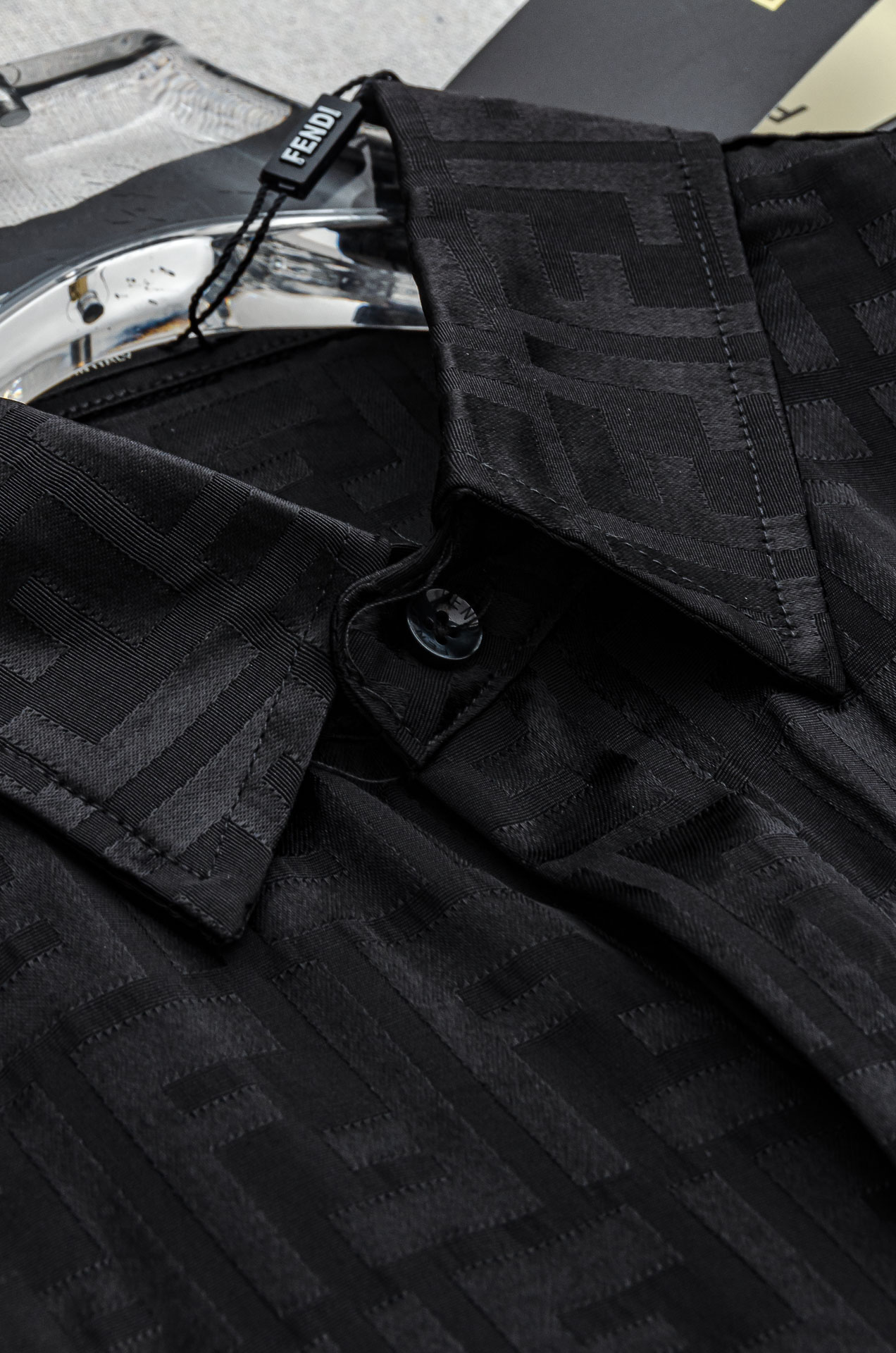 Fendi芬迪 2025新款满幅提花衬衣 #都市简约个性高级风，经典全景提花字母图案设计!最新时尚潮流人