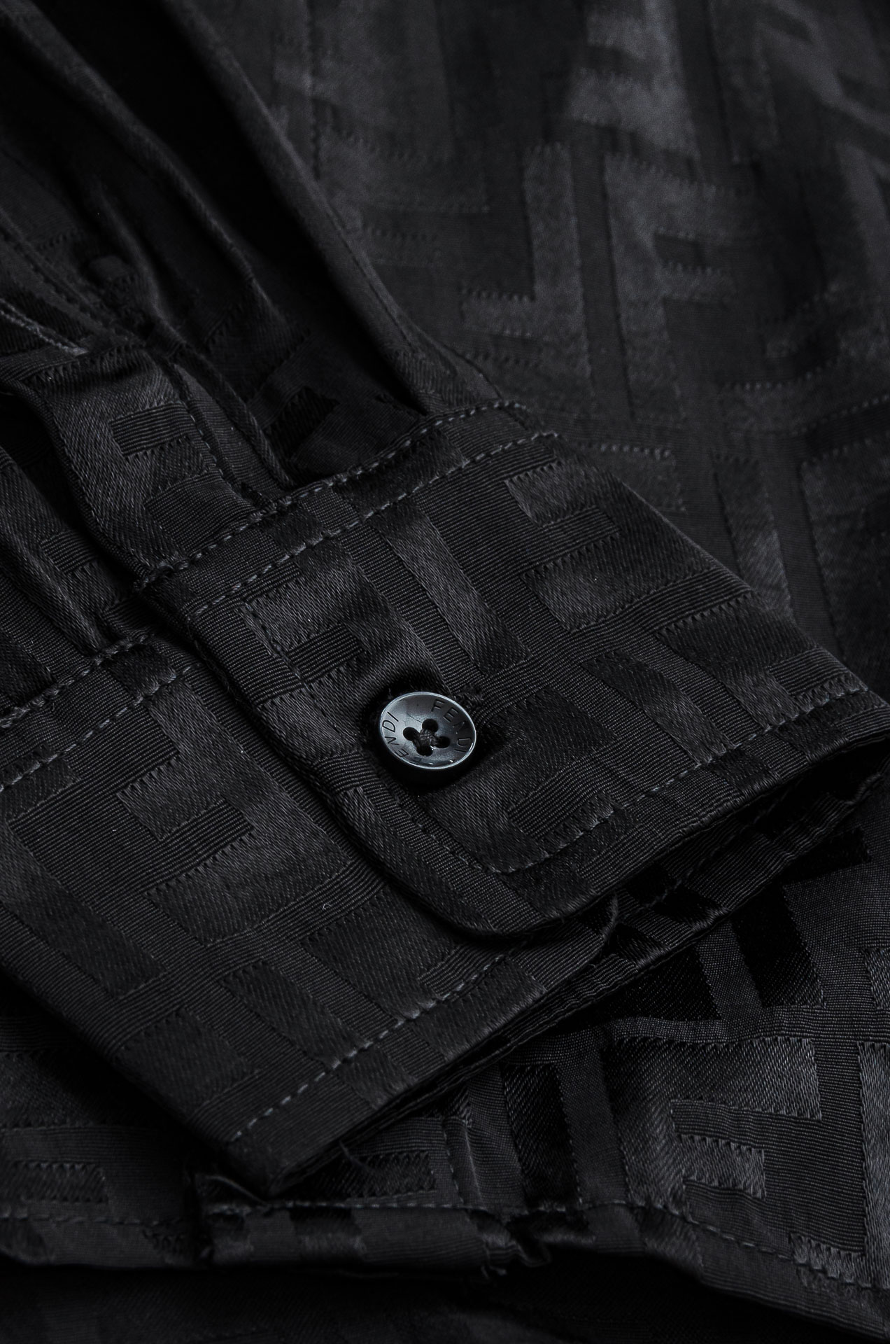 Fendi芬迪 2025新款满幅提花衬衣 #都市简约个性高级风，经典全景提花字母图案设计!最新时尚潮流人