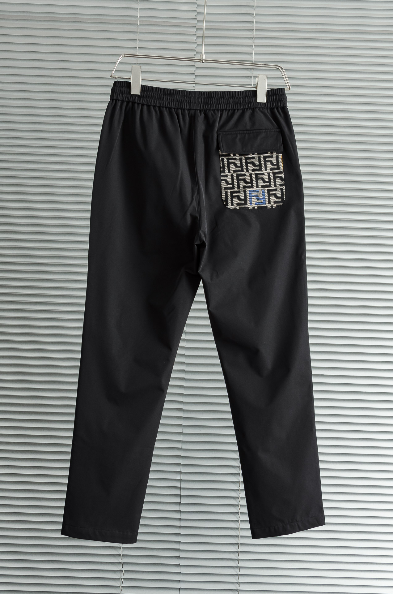 芬迪Fendi 立体刺绣修饰弹力抽绳腰头男士休闲舒适直筒长裤其匠心打造，毋庸置疑的极品重磅，无需过多的词