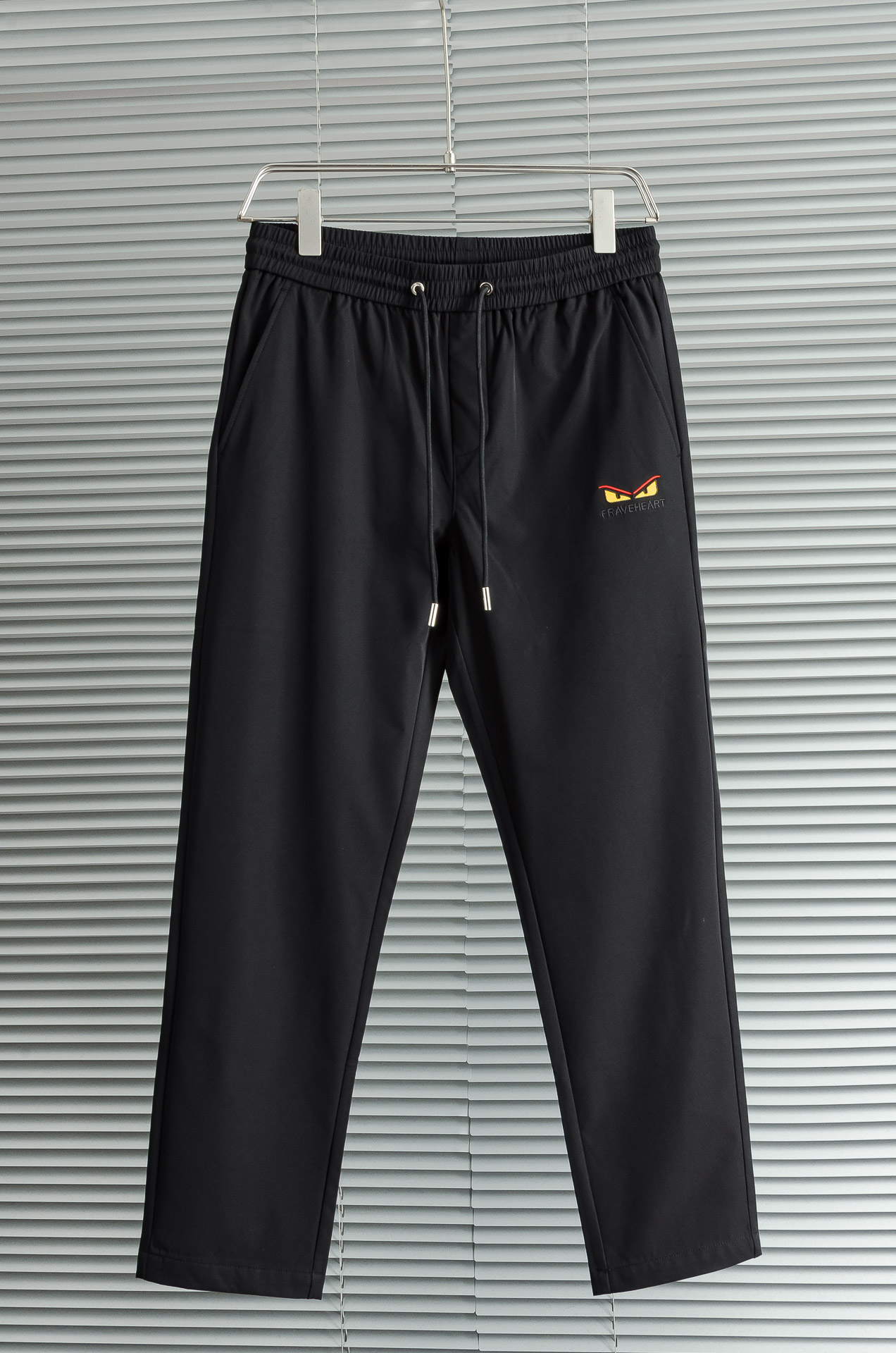 芬迪Fendi 立体刺绣修饰弹力抽绳腰头男士休闲舒适直筒长裤其匠心打造，毋庸置疑的极品重磅，无需过多的词