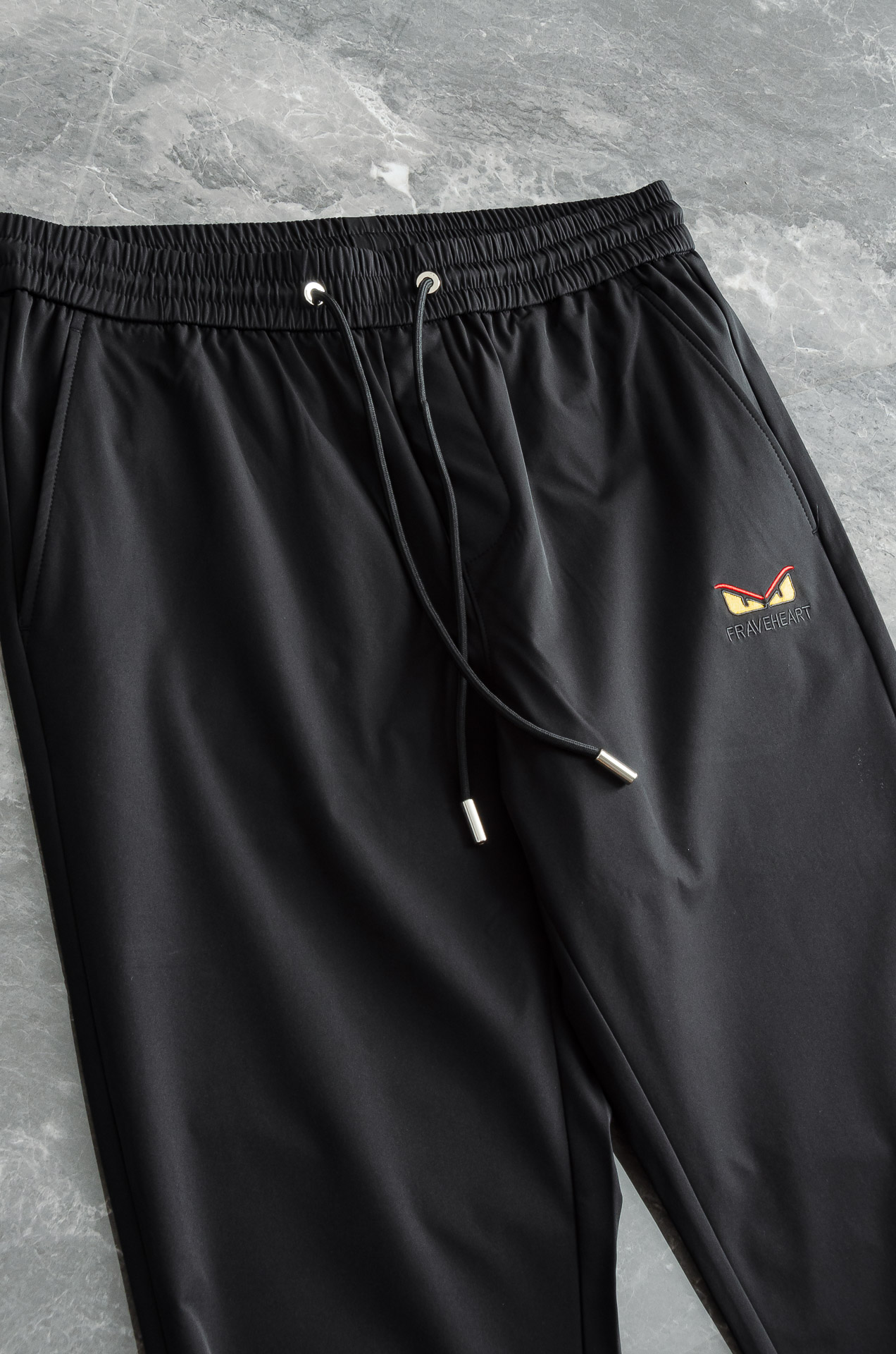 芬迪Fendi 立体刺绣修饰弹力抽绳腰头男士休闲舒适直筒长裤其匠心打造，毋庸置疑的极品重磅，无需过多的词