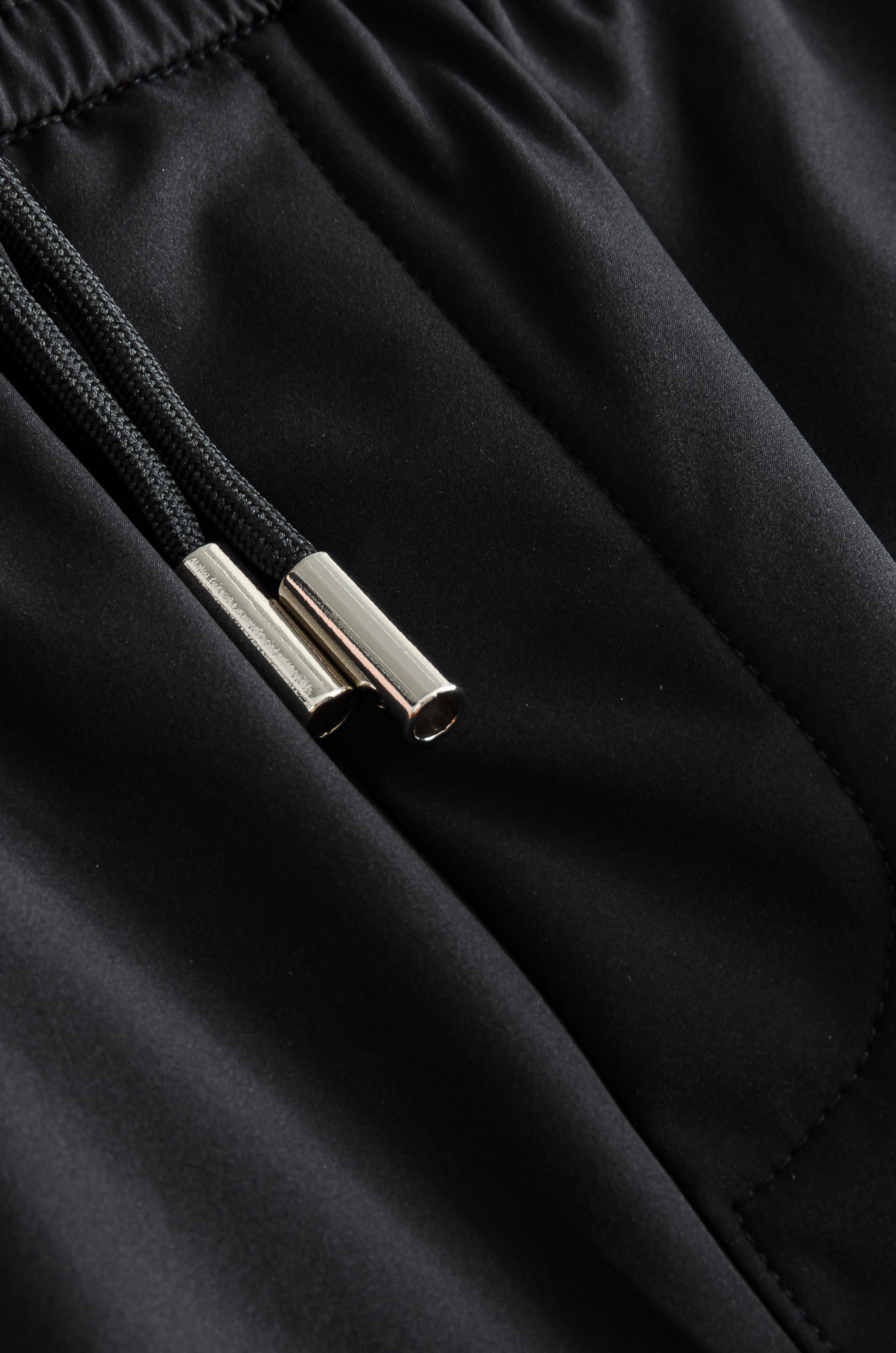 芬迪Fendi 立体刺绣修饰弹力抽绳腰头男士休闲舒适直筒长裤其匠心打造，毋庸置疑的极品重磅，无需过多的词